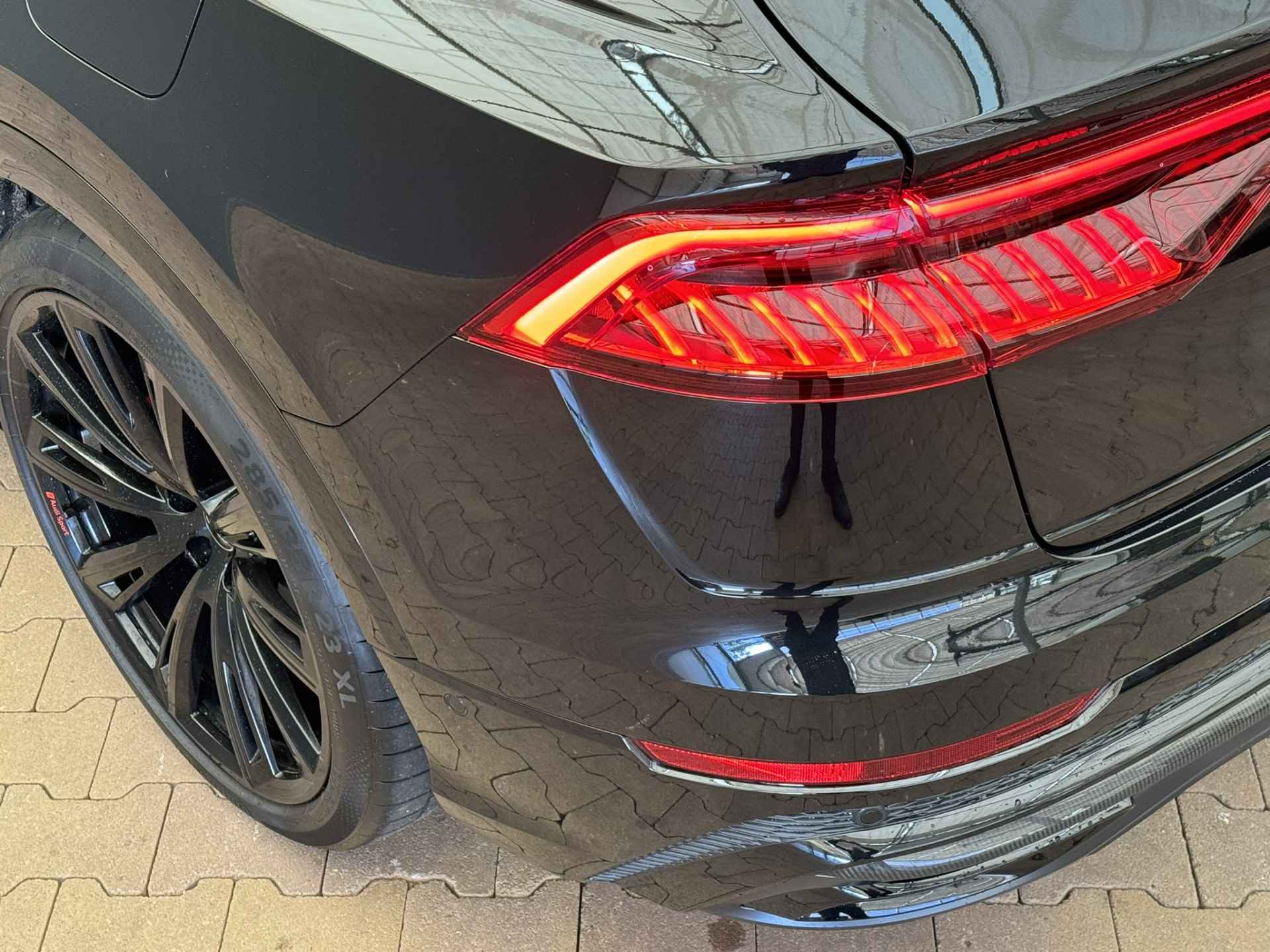 Audi Q8 60 TFSI E QUATTRO S LINE | 490PK | 23'' Lichtmetaal | Memory Seats | Luchtvering | Head-Up | B&O | Carbon | Trekhaak  (3500KG) wegklapbaar | Camera | Elek.Klep | Leder/Alcantara | Adaptieve Cruise Stuurverwarming | 3.119KM! | 2023! | - 19/69