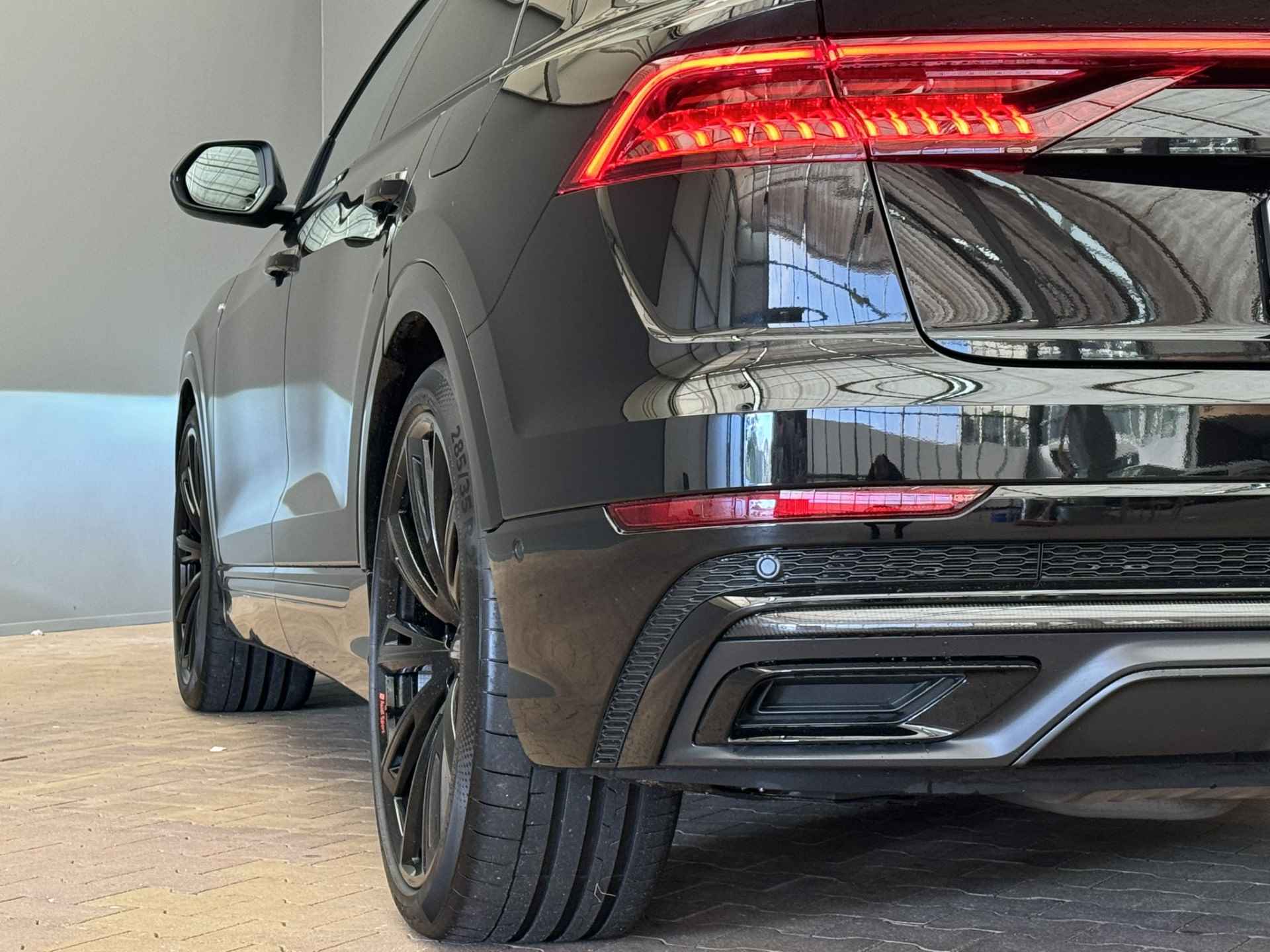 Audi Q8 60 TFSI E QUATTRO S LINE | 490PK | 23'' Lichtmetaal | Memory Seats | Luchtvering | Head-Up | B&O | Carbon | Trekhaak  (3500KG) wegklapbaar | Camera | Elek.Klep | Leder/Alcantara | Adaptieve Cruise Stuurverwarming | 3.119KM! | 2023! | - 20/69