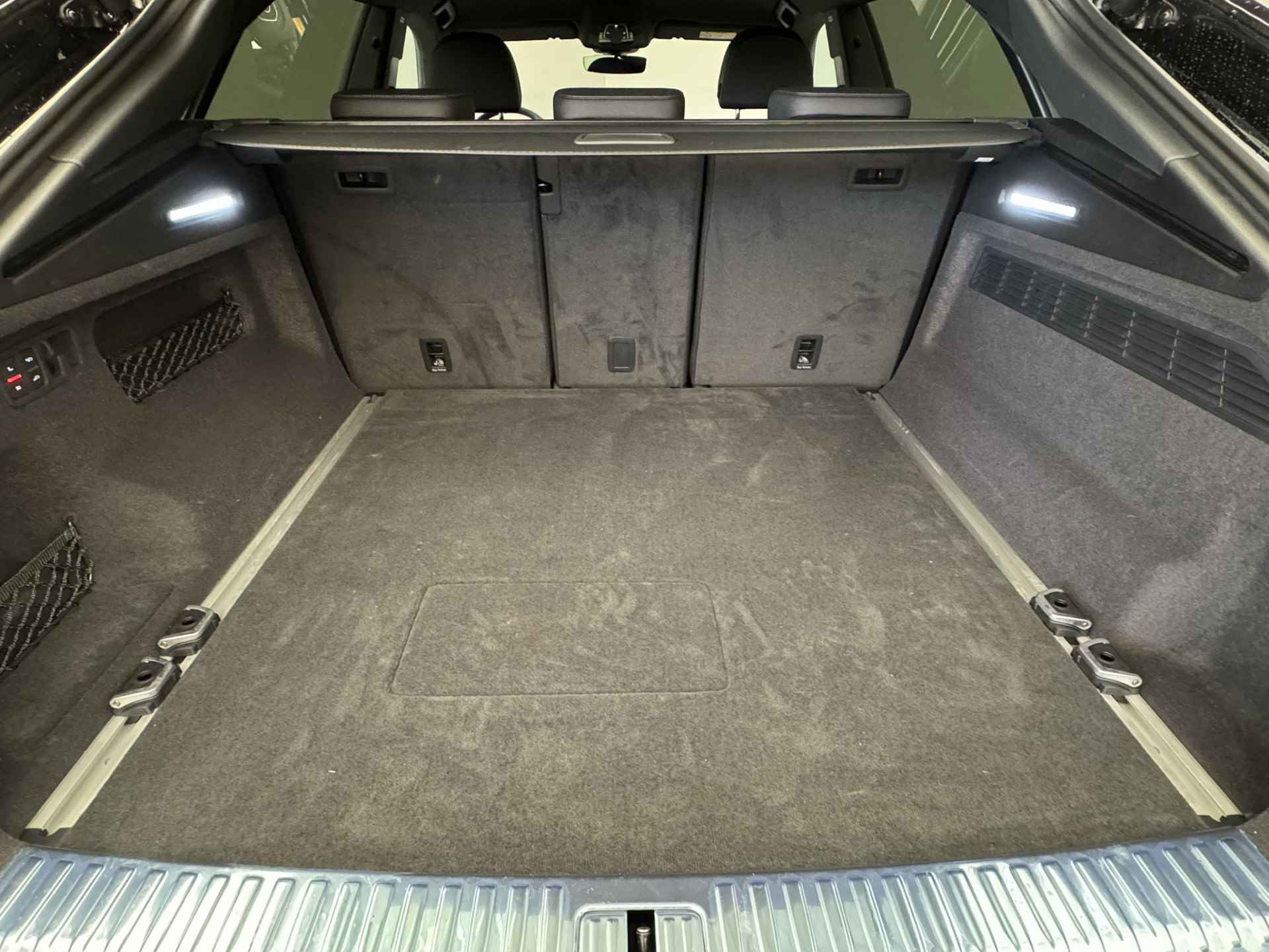 Audi Q8 60 TFSI E QUATTRO S LINE | 490PK | 23'' Lichtmetaal | Memory Seats | Luchtvering | Head-Up | B&O | Carbon | Trekhaak  (3500KG) wegklapbaar | Camera | Elek.Klep | Leder/Alcantara | Adaptieve Cruise Stuurverwarming | 3.119KM! | 2023! | - 23/69