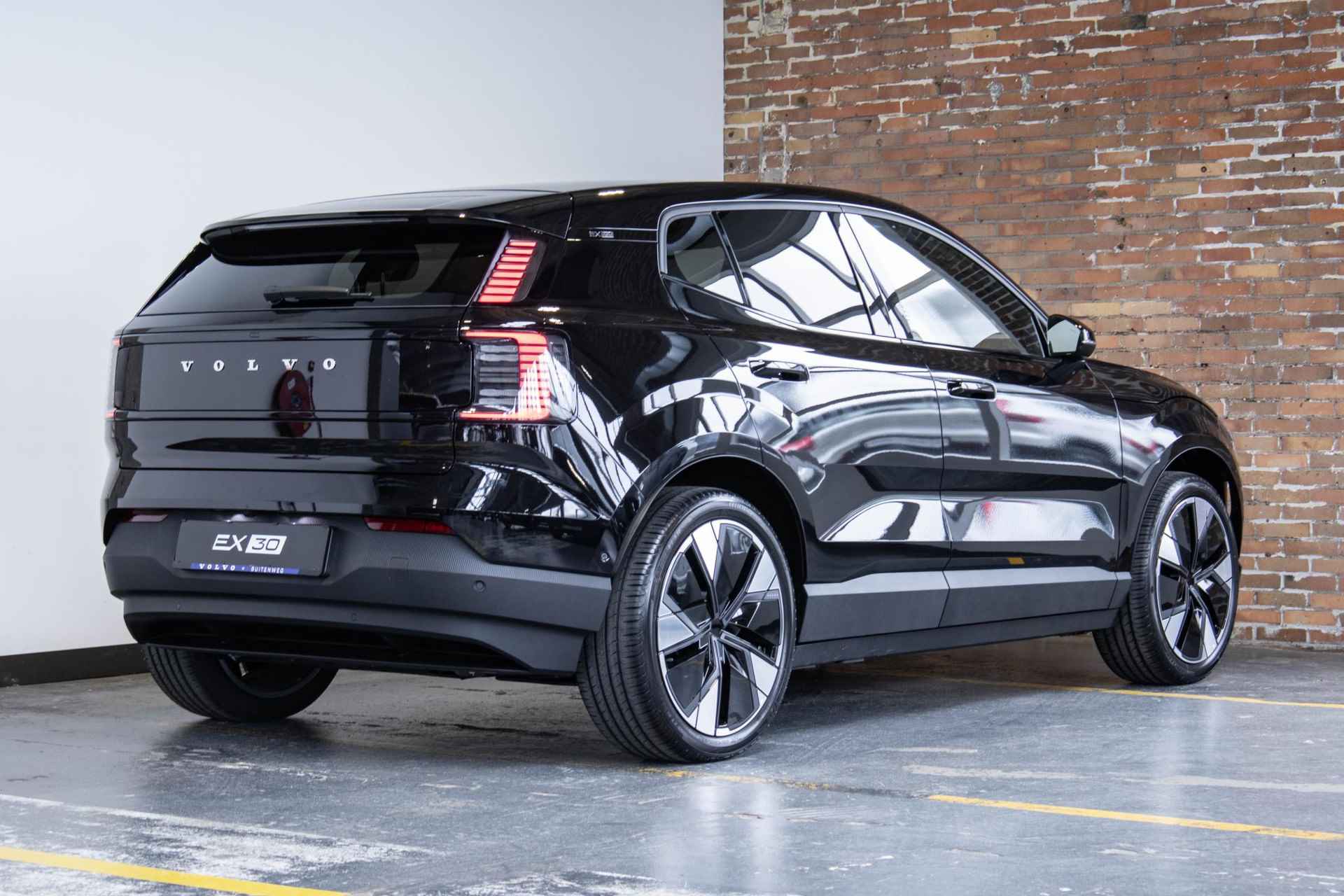 Volvo EX30 Twin Motor Performance Ultra 69 kWh | Panoramadak | 360º camera | Stoel- en stuurverwarming | Elektrisch verstelbare voorstoelen | Harman Kardon Soundbar - 4/33