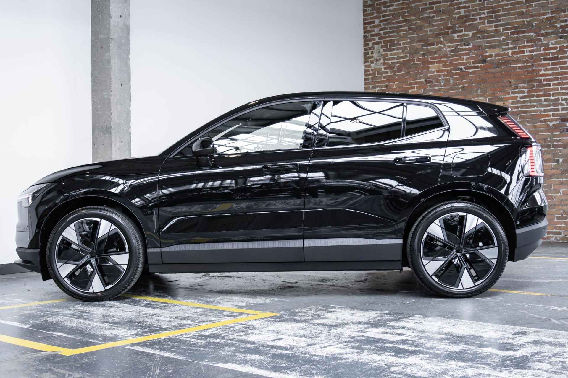 Volvo EX30 Twin Motor Performance Ultra 69 kWh | Panoramadak | 360º camera | Stoel- en stuurverwarming | Elektrisch verstelbare voorstoelen | Harman Kardon Soundbar - 8/33
