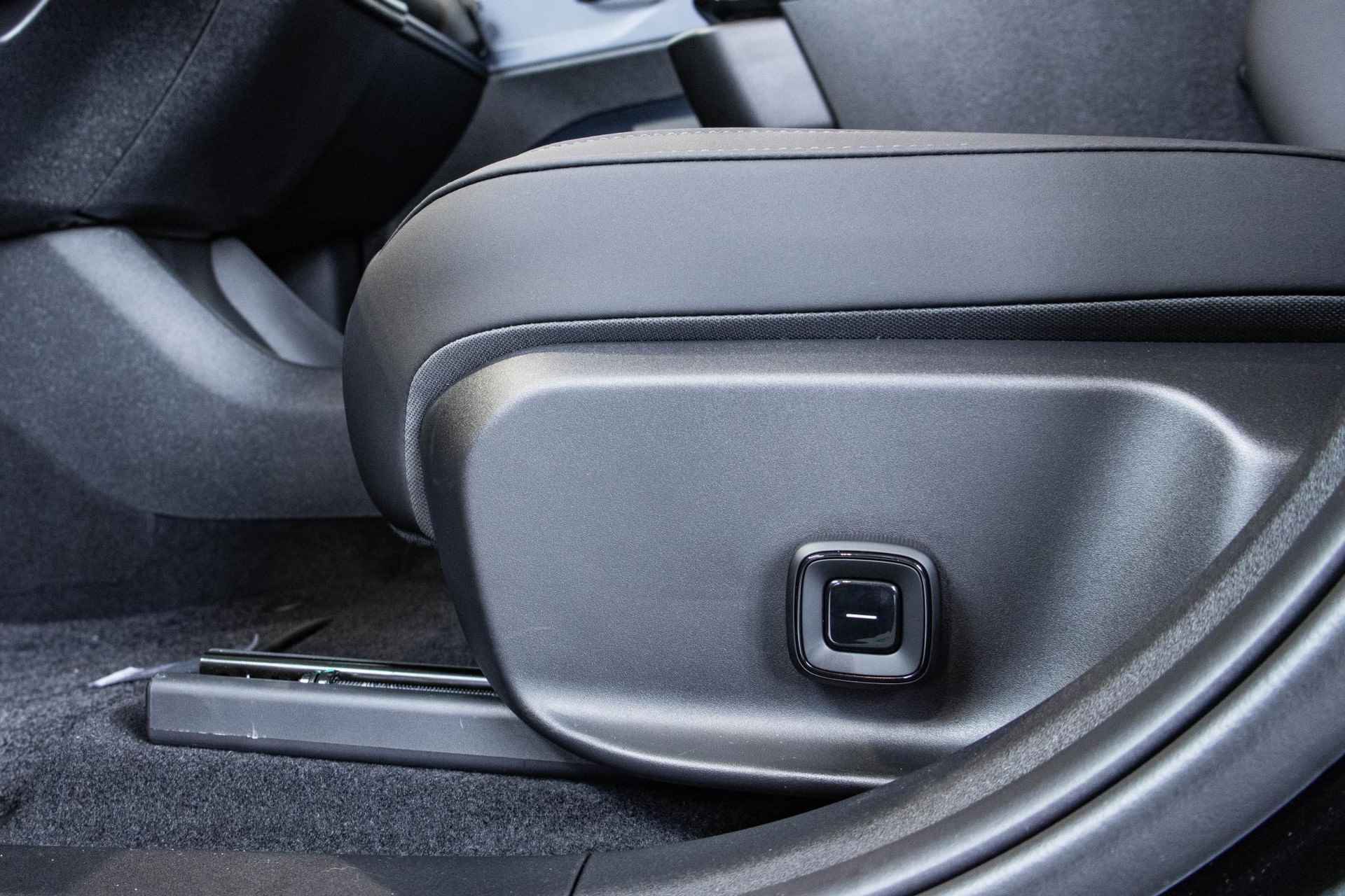 Volvo EX30 Twin Motor Performance Ultra 69 kWh | Panoramadak | 360º camera | Stoel- en stuurverwarming | Elektrisch verstelbare voorstoelen | Harman Kardon Soundbar - 17/33