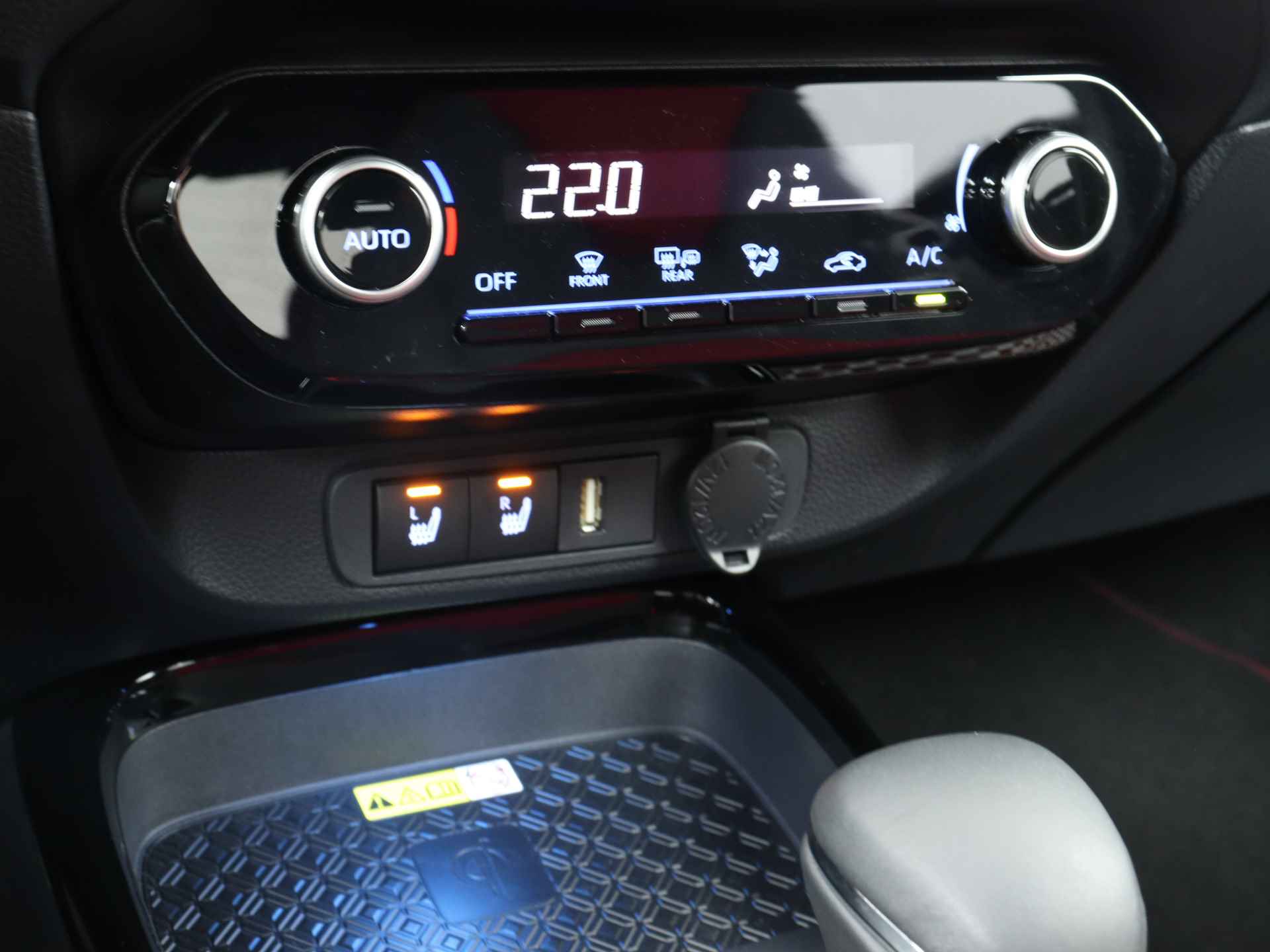 Toyota Aygo X 1.0 VVT-i Premium Limited | LM velgen 17 inch | Navigatie | JBL | Stoelverwarming | - 12/46