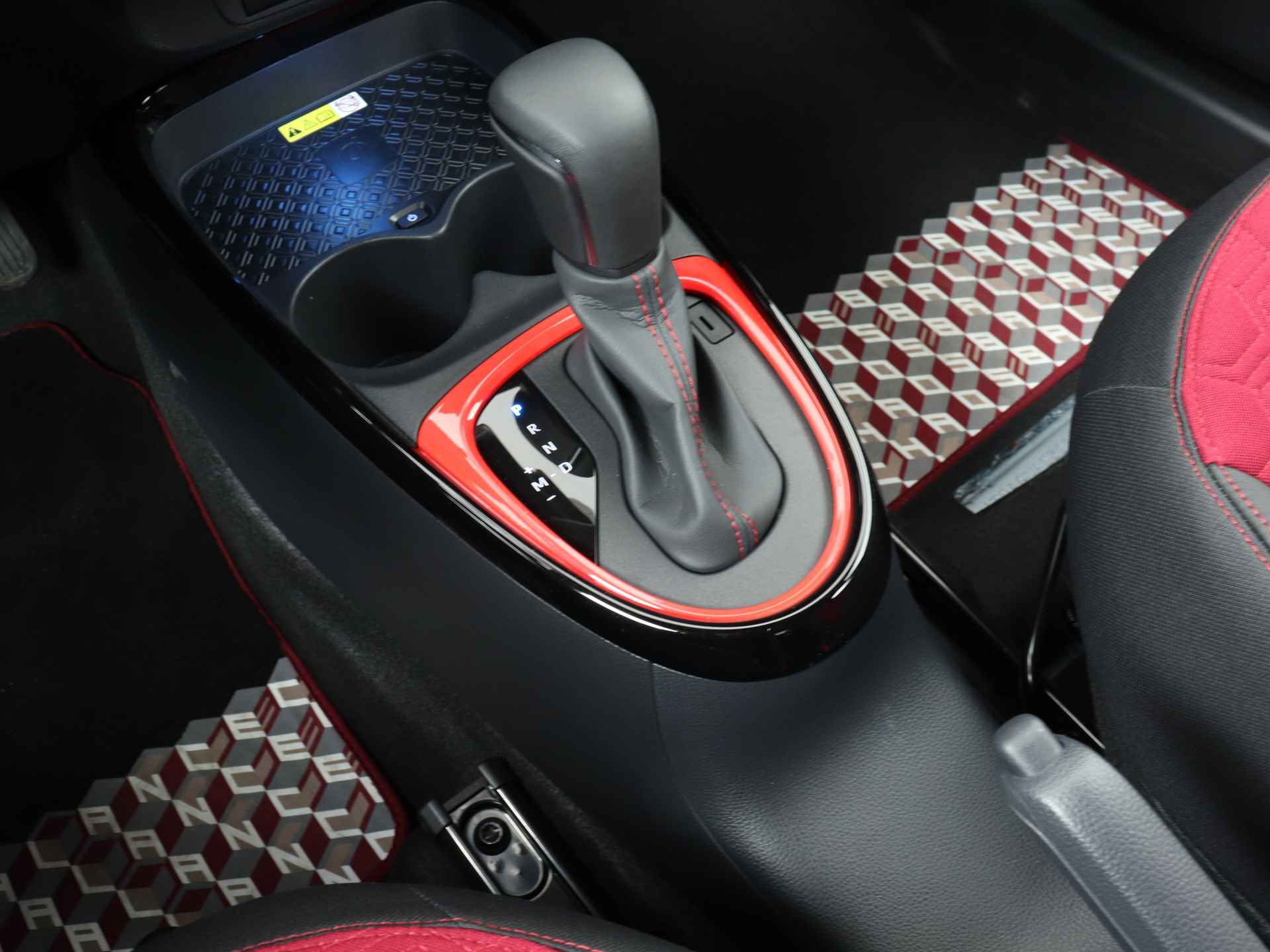Toyota Aygo X 1.0 VVT-i Premium Limited | LM velgen 17 inch | Navigatie | JBL | Stoelverwarming | - 13/46