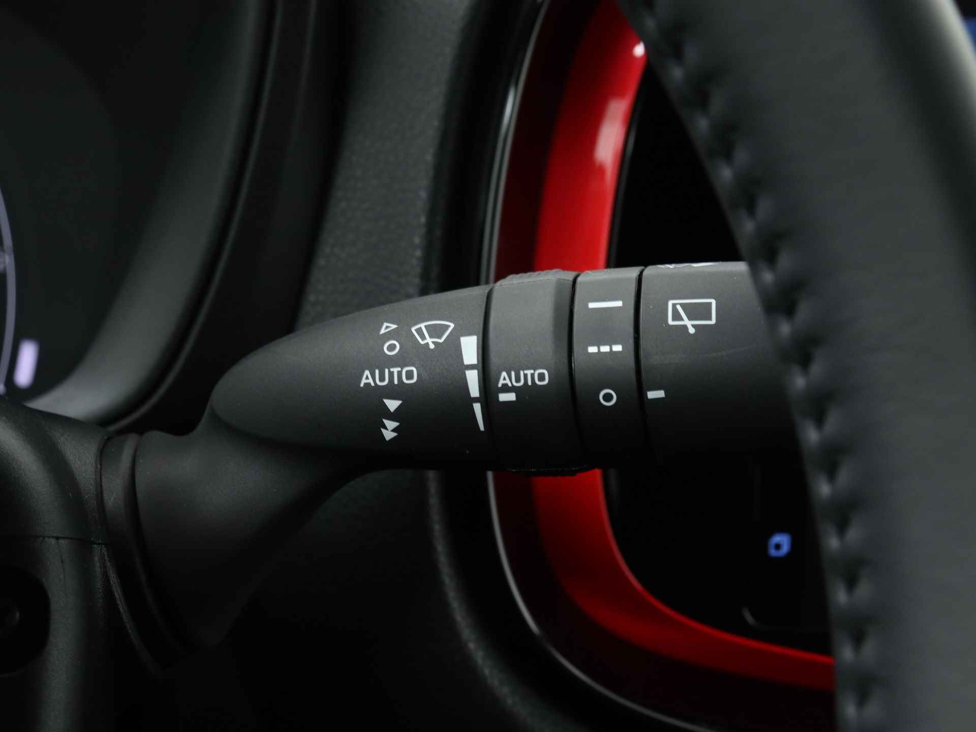 Toyota Aygo X 1.0 VVT-i Premium Limited | LM velgen 17 inch | Navigatie | JBL | Stoelverwarming | - 25/46
