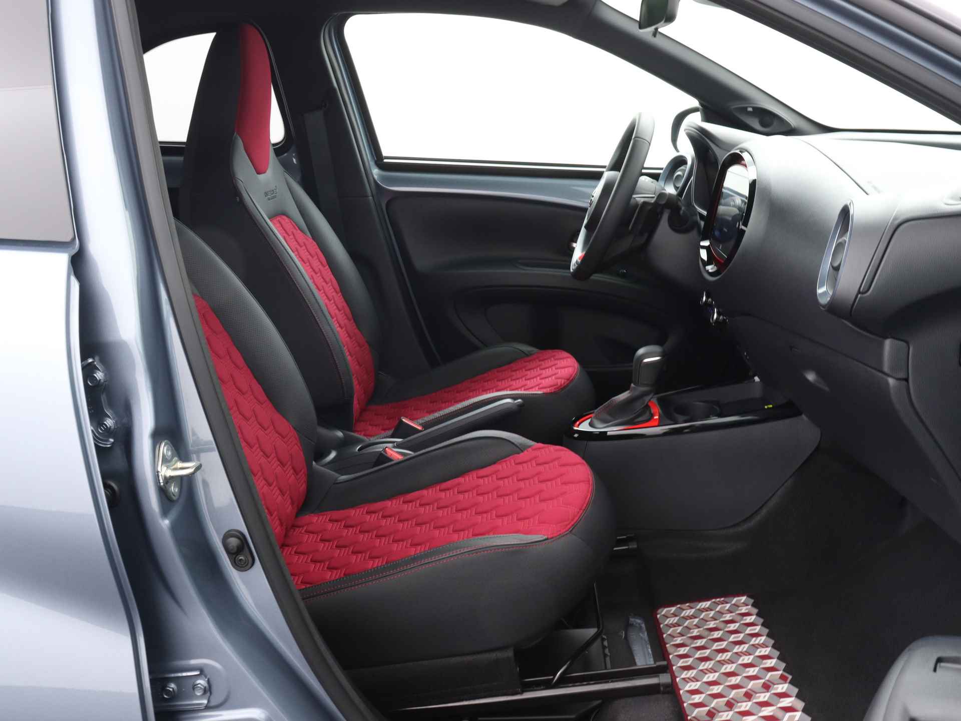 Toyota Aygo X 1.0 VVT-i Premium Limited | LM velgen 17 inch | Navigatie | JBL | Stoelverwarming | - 31/46