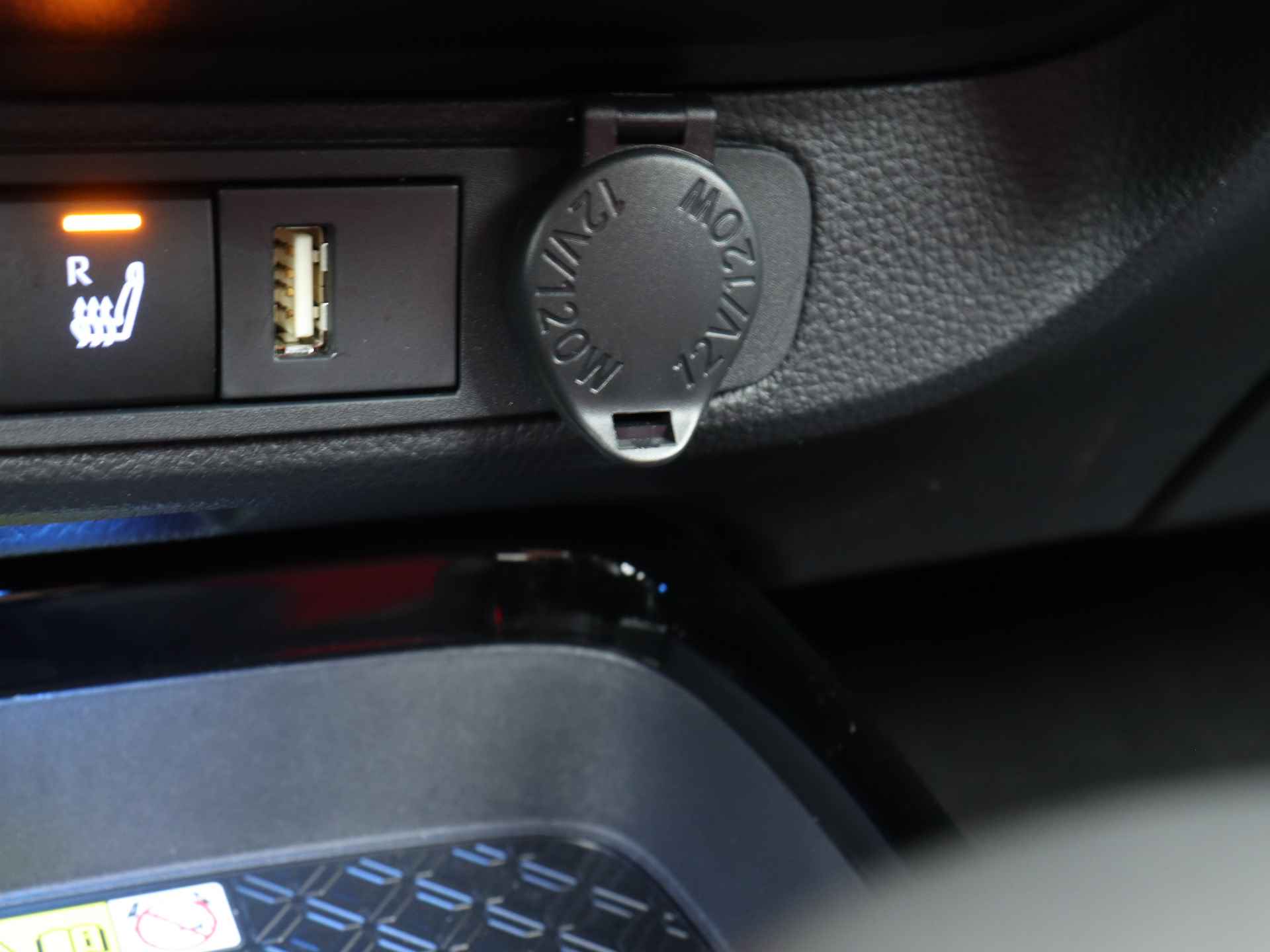 Toyota Aygo X 1.0 VVT-i Premium Limited | LM velgen 17 inch | Navigatie | JBL | Stoelverwarming | - 36/46
