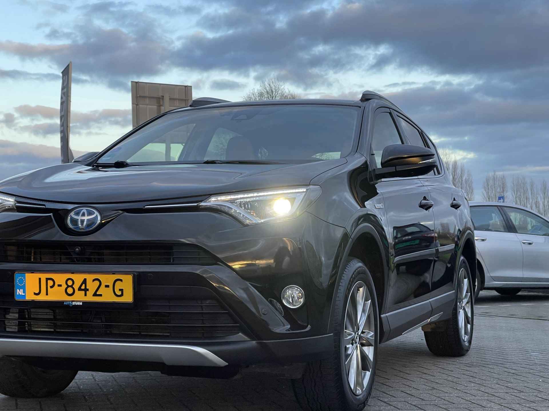 Toyota RAV4 2.5 Hybrid AWD Executive Business *Trekgewicht 1650kg!* | Navigatie | Trekhaak | Camera | Stoelverwarming | Leder | Dodehoek | Elek. Achterklep | Rijklaarprijs! - 22/34