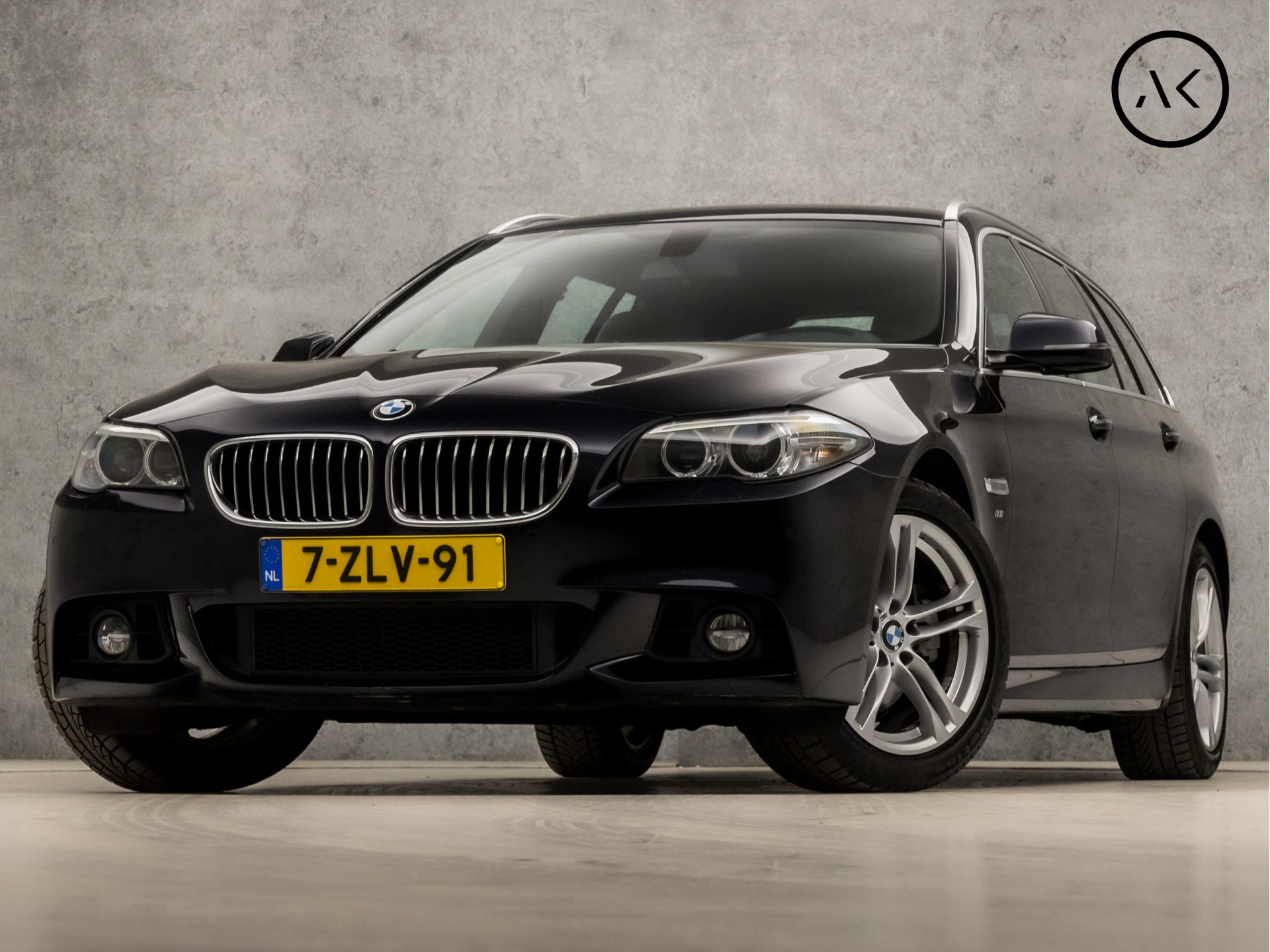 BMW 5 Serie Touring 520i M Sport High Executive 184Pk Automaat (GROOT NAVI, M PAKKET, DIGITAL COCKPIT, MEMORY SEATS, STOELVERWARMING, LEDER, ZWART HEMEL, ELEK ACHTERKLEP, NIEUWSTAAT)