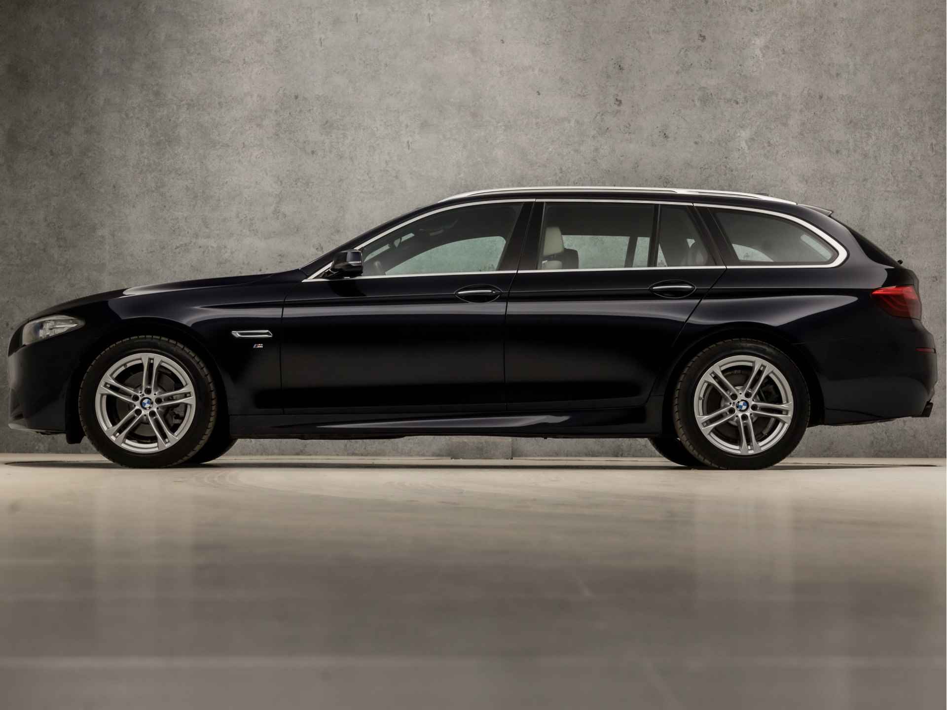 BMW 5 Serie Touring 520i M Sport High Executive 184Pk Automaat (GROOT NAVI, M PAKKET, DIGITAL COCKPIT, MEMORY SEATS, STOELVERWARMING, LEDER, ZWART HEMEL, ELEK ACHTERKLEP, NIEUWSTAAT) - 2/39