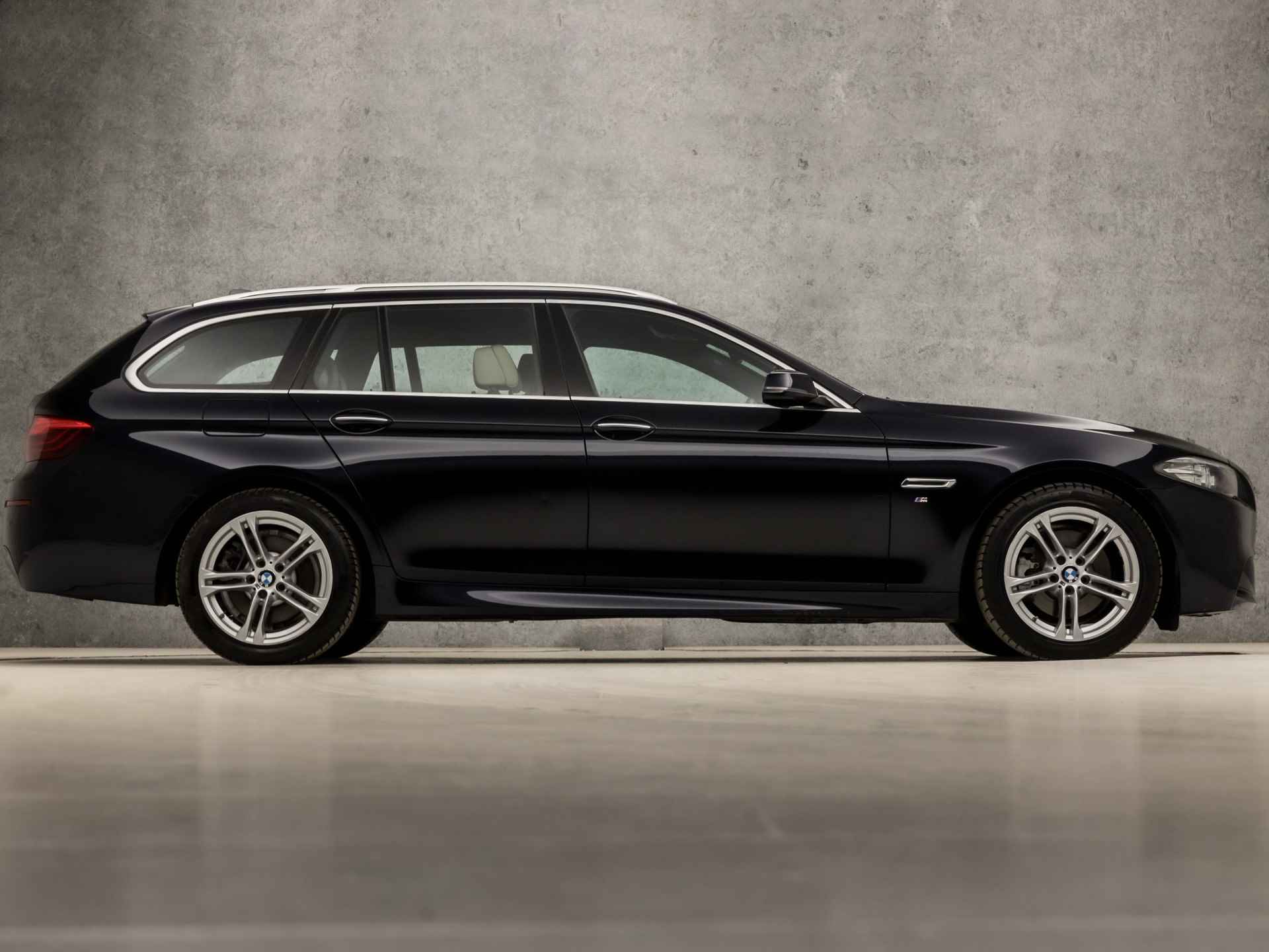 BMW 5 Serie Touring 520i M Sport High Executive 184Pk Automaat (GROOT NAVI, M PAKKET, DIGITAL COCKPIT, MEMORY SEATS, STOELVERWARMING, LEDER, ZWART HEMEL, ELEK ACHTERKLEP, NIEUWSTAAT) - 4/39