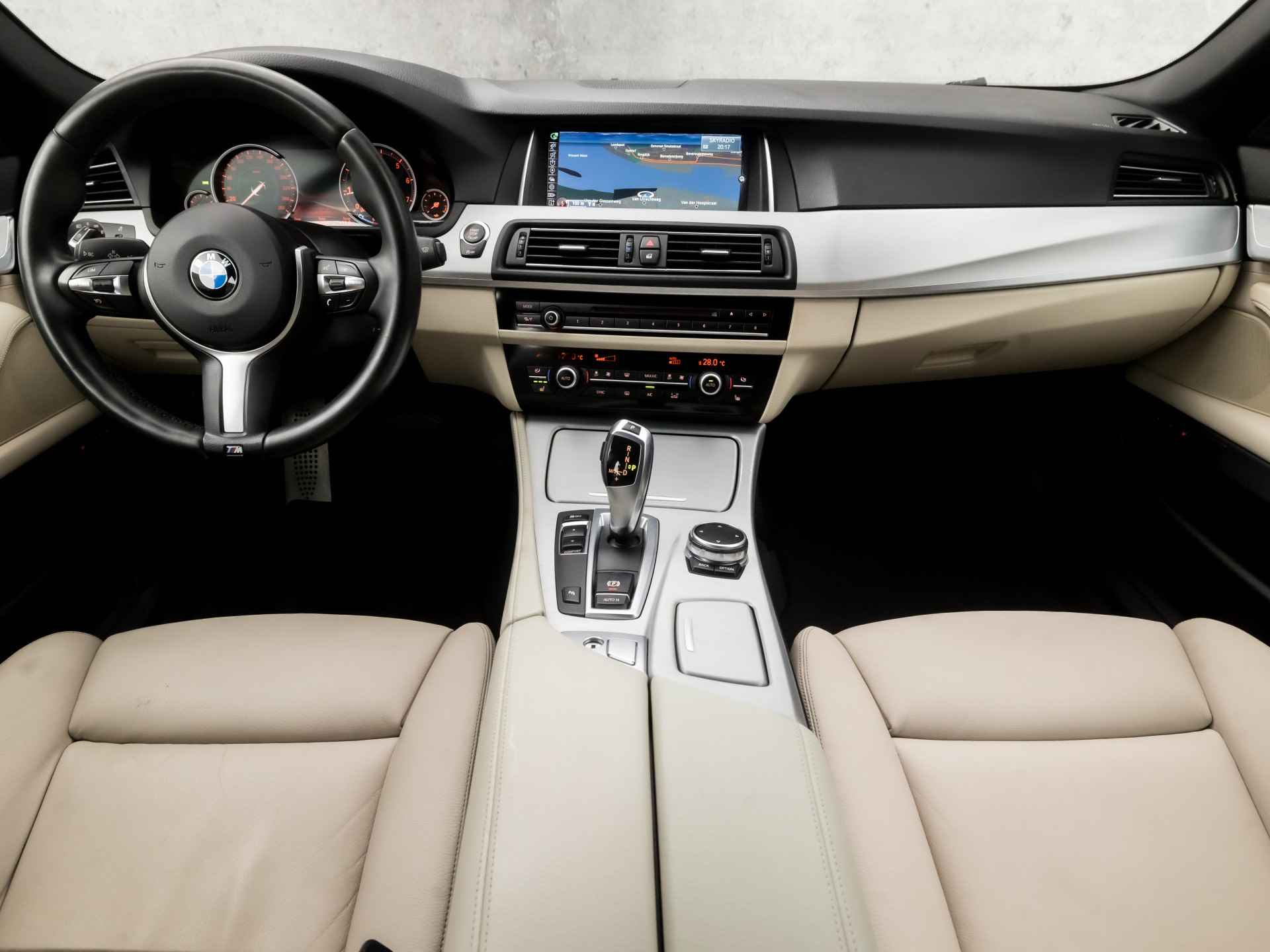 BMW 5 Serie Touring 520i M Sport High Executive 184Pk Automaat (GROOT NAVI, M PAKKET, DIGITAL COCKPIT, MEMORY SEATS, STOELVERWARMING, LEDER, ZWART HEMEL, ELEK ACHTERKLEP, NIEUWSTAAT) - 6/39