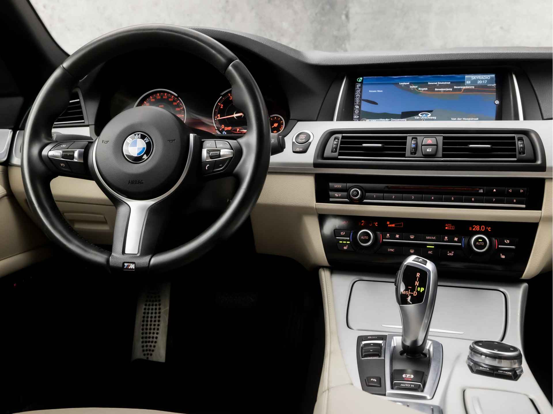 BMW 5 Serie Touring 520i M Sport High Executive 184Pk Automaat (GROOT NAVI, M PAKKET, DIGITAL COCKPIT, MEMORY SEATS, STOELVERWARMING, LEDER, ZWART HEMEL, ELEK ACHTERKLEP, NIEUWSTAAT) - 7/39