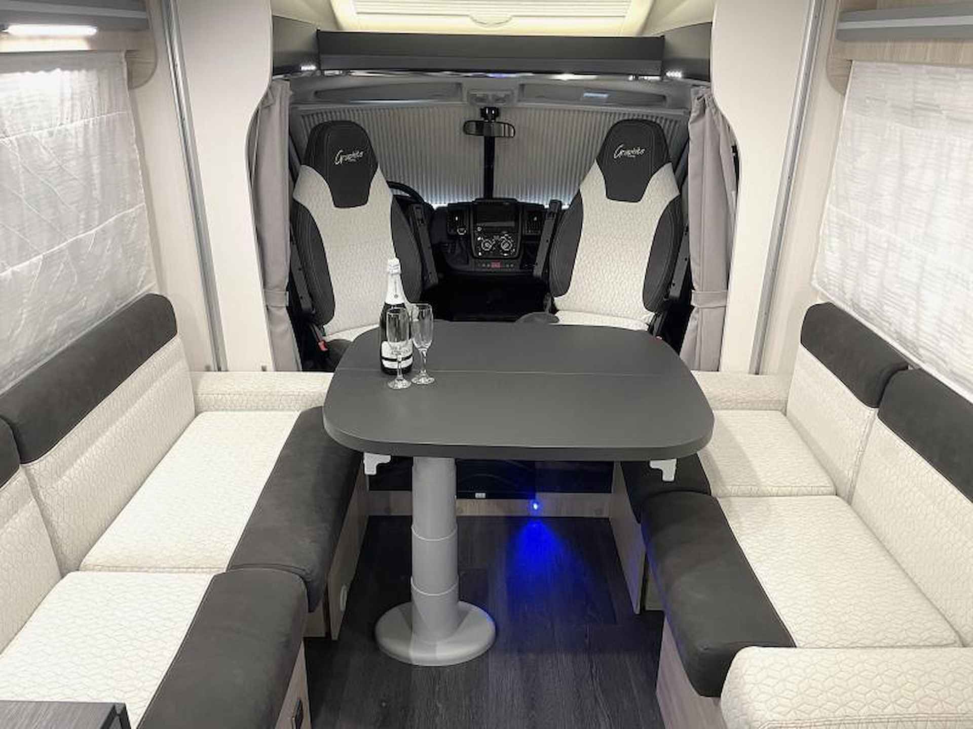 Challenger Graphite 380 VIP Automaat, 6 slaapplaatsen - 17/25