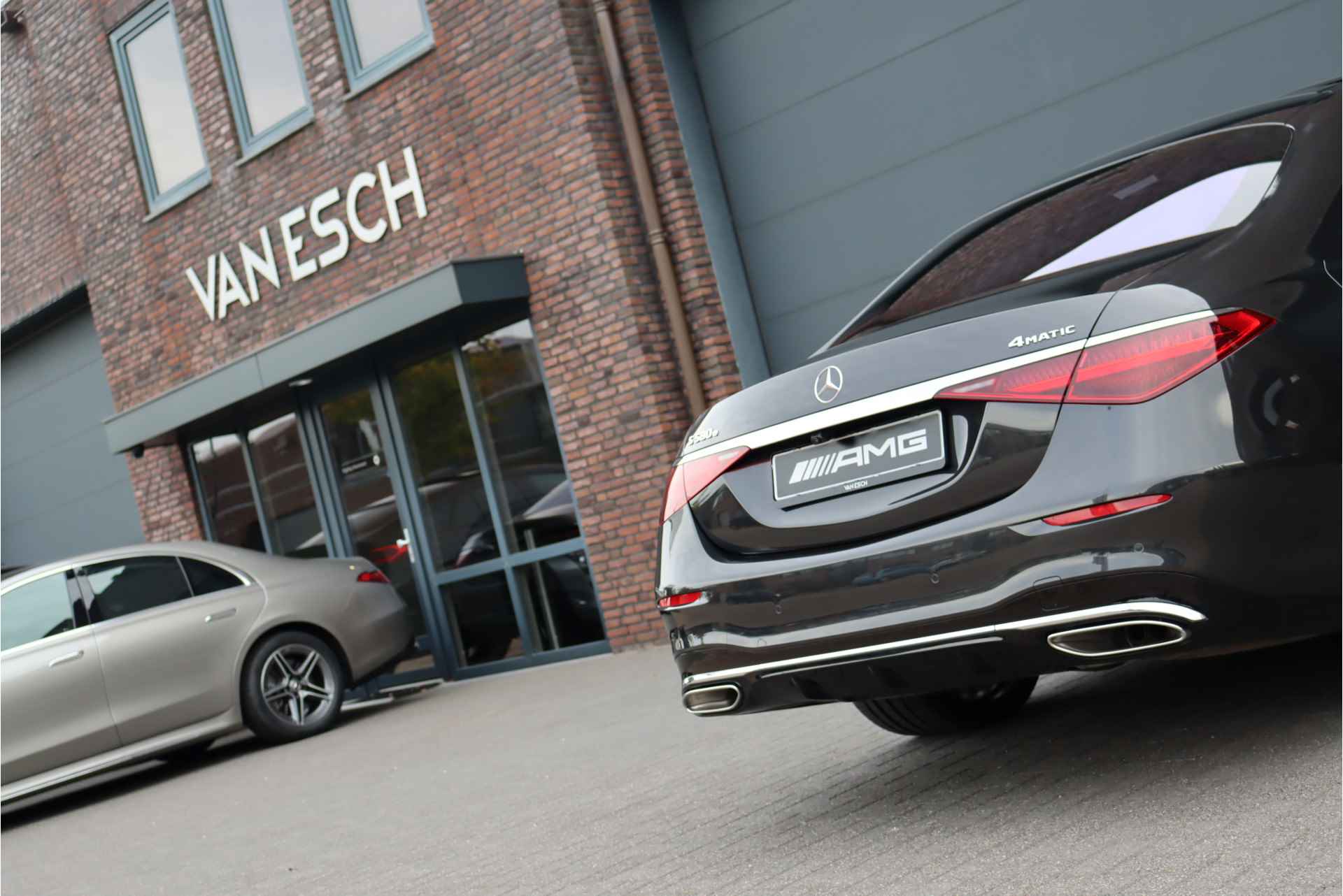 Mercedes-Benz S-Klasse 580 e 4MATIC Lang AMG Line Aut9 | First-Class Rear Executivepakket | Luchtvering | Achterasbesturing | Distronic+ | Burmester 4D | Koelbox | MBUX Tablet | Schermen Achterin | Chauffeurspakket | Exclusive Leder | Massage | Stoelventilatie | Verwarmd Stuurwiel | - 22/62