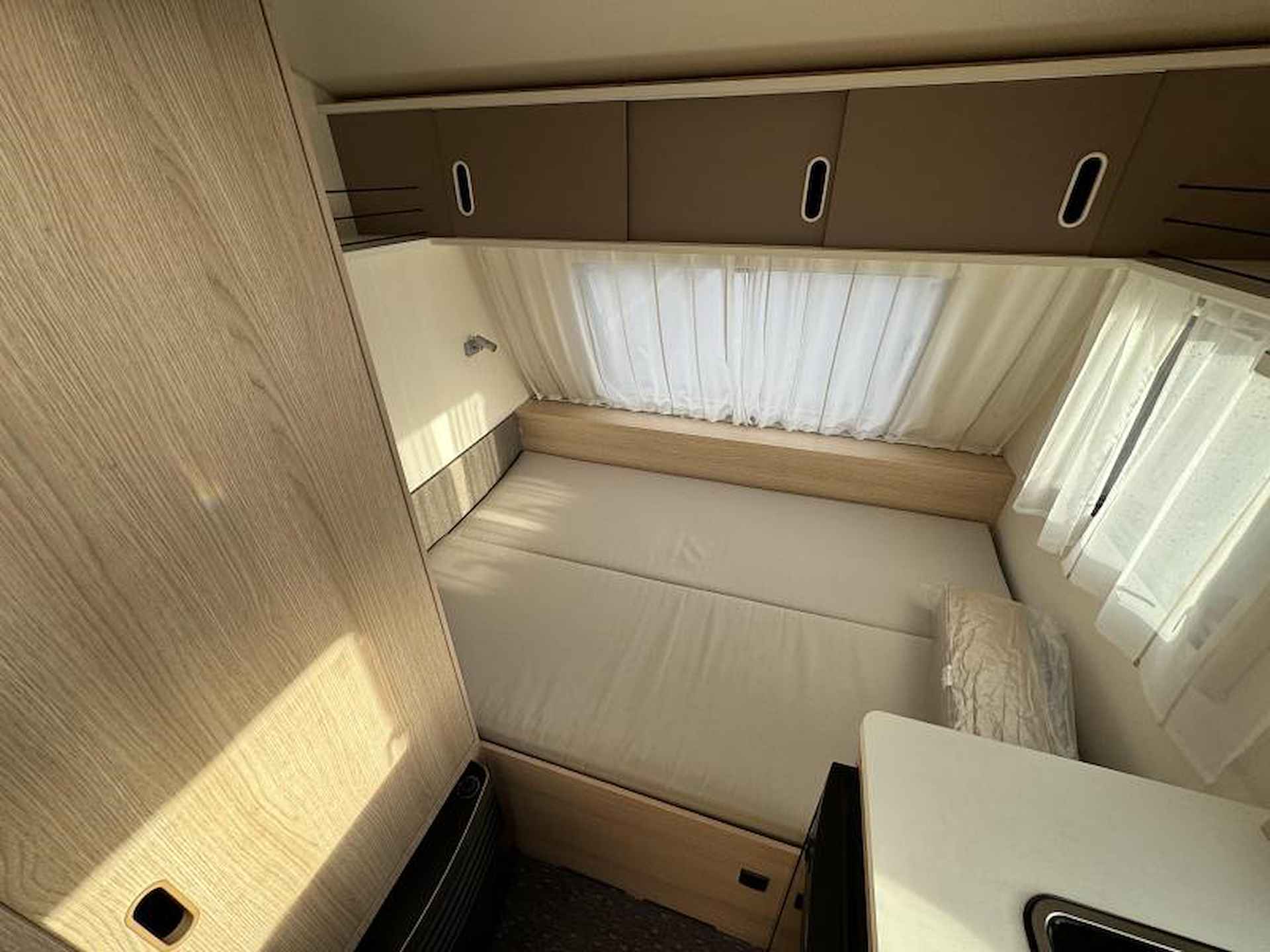 Adria Aviva 360 DD Dwars bed,boiler,autark - 9/14