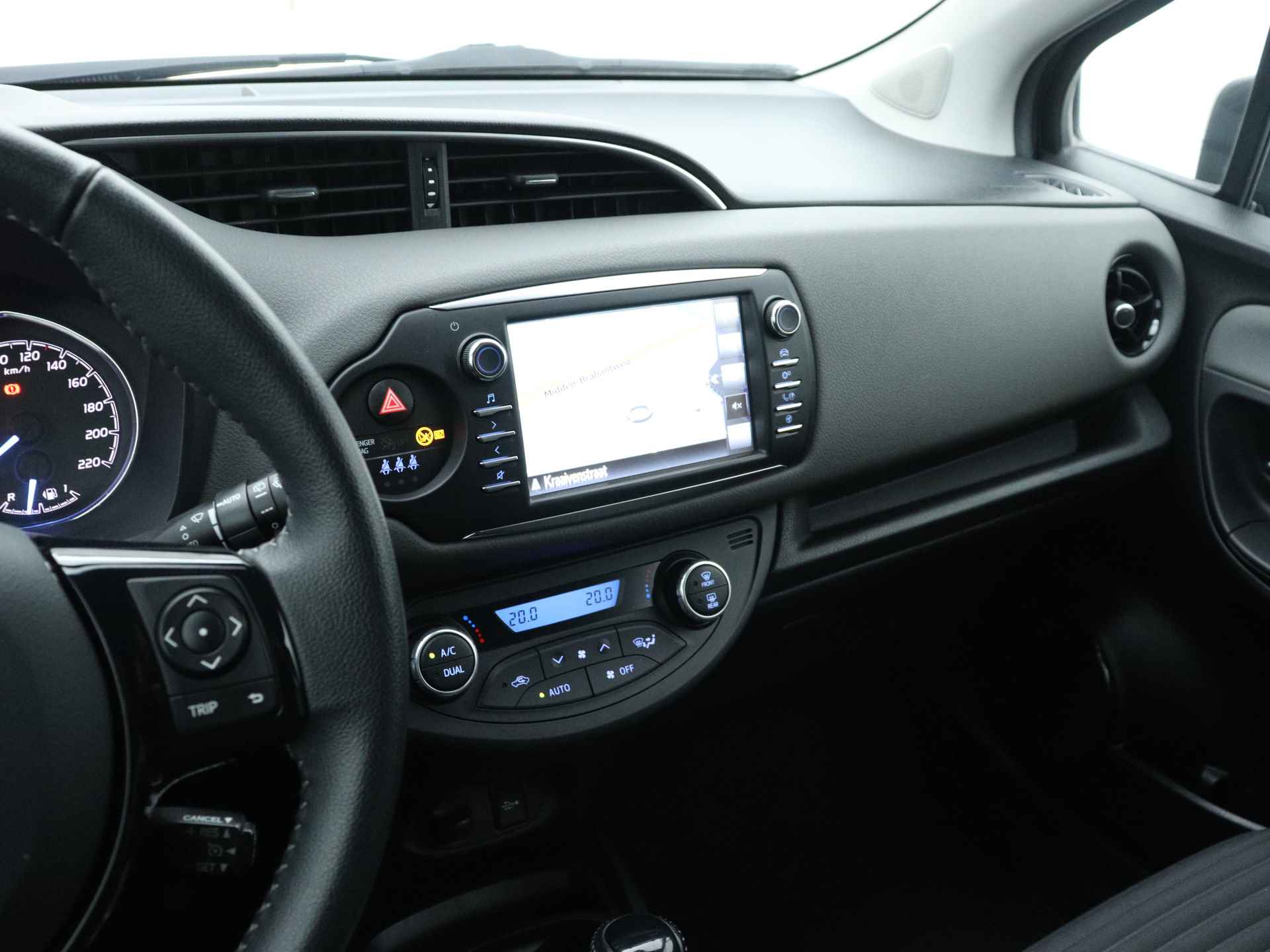 Toyota Yaris 1.5 Hybrid Dynamic | Navigatie | Keyless | - 8/43