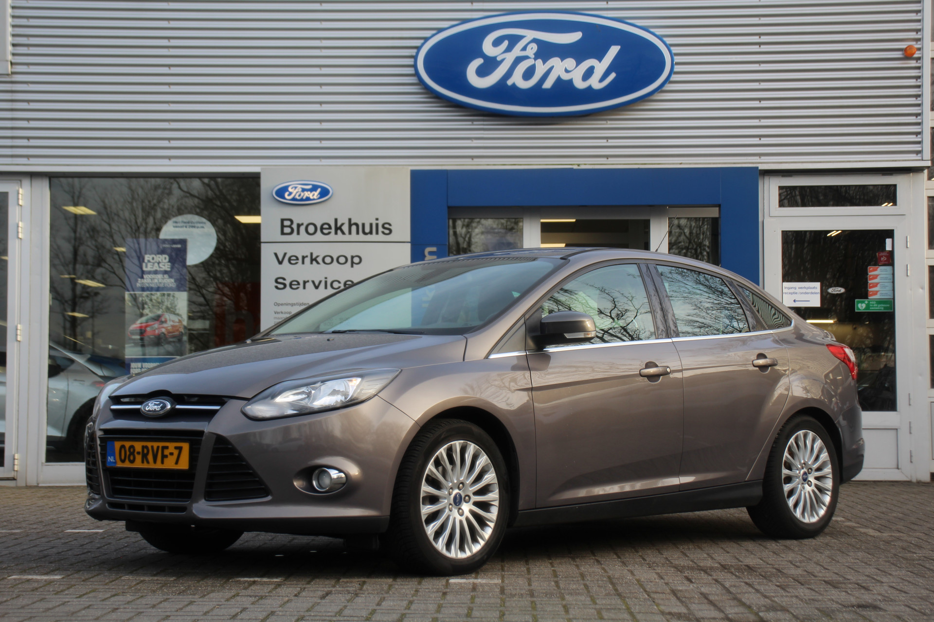 Ford Focus 1.6 TI-VCT FIRST EDITION | LEDER/STOF | ELEKT. STOELEN | CLIMA | STOELVERWARMING | VOORRUITVERWARMING | CRUISE | 17' LM. VELGEN