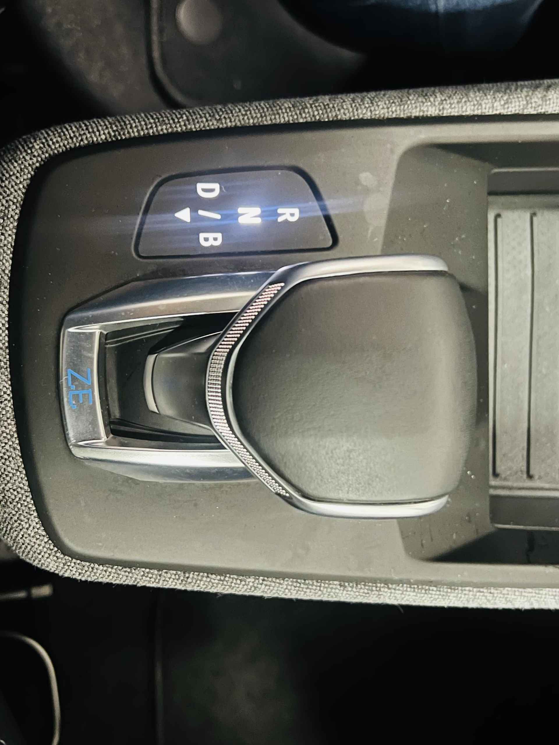 Renault ZOE R135 Intens 52 kWh (ex Accu) Automaat airco camera parkeersensoren apple carplay android auto climate controle zeer mooie auto €2000 subsidie mogelijk - 12/19
