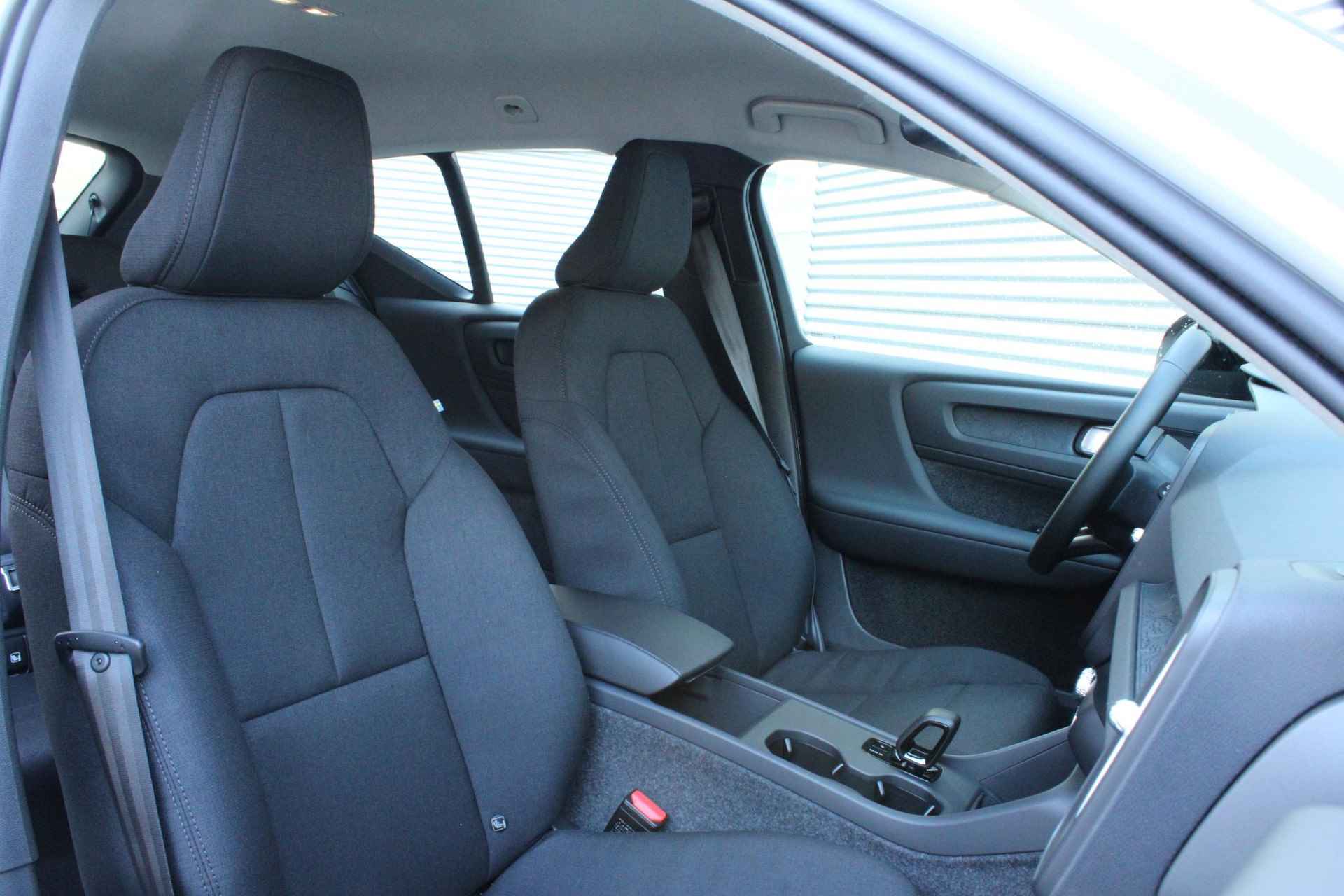 Volvo EX40 Single Motor Essential 70 kWh, Cruise Control, Parkeersensoren Achter, Google Services, Achteruitrijcamera, 19" Lichtmetalen Velgen, Apple CarPlay, LED-koplampen, Lane Keeping Aid, Oncoming Lane Mitigation, Verkeersbordherkennning - 4/21