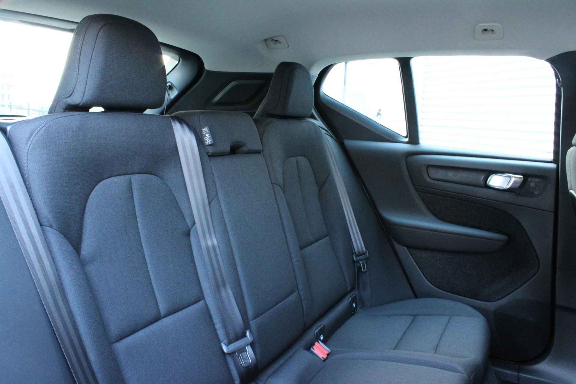 Volvo EX40 Single Motor Essential 70 kWh, Cruise Control, Parkeersensoren Achter, Google Services, Achteruitrijcamera, 19" Lichtmetalen Velgen, Apple CarPlay, LED-koplampen, Lane Keeping Aid, Oncoming Lane Mitigation, Verkeersbordherkennning - 7/21