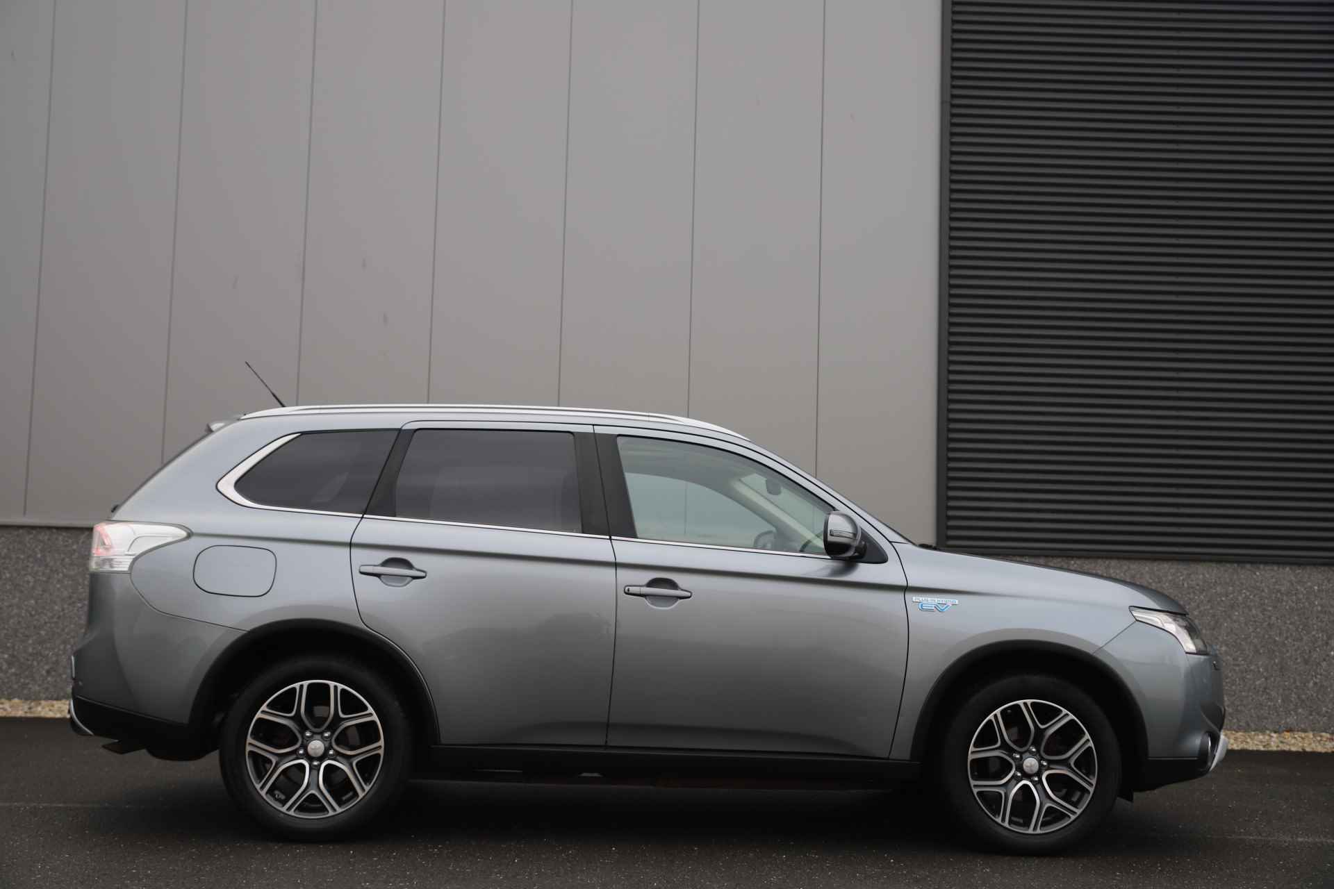 Mitsubishi Outlander 2.0 PHEV 4WD Instyle X-Line/ Sunroof/Trekhaak/Leder/Cruise/18" - 25/41