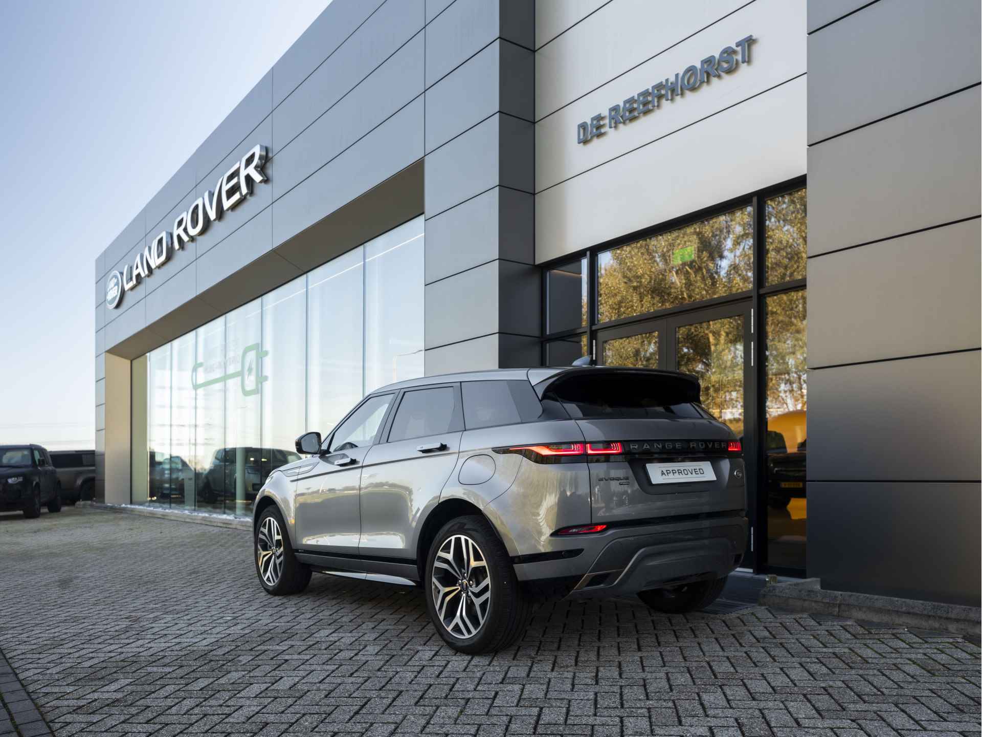 Land Rover Range Rover Evoque P300e AWD R-Dynamic SE | Elektrische trekhaak | Light Cloud | Adaptive Cruise | Ambianceverlichting - 13/61