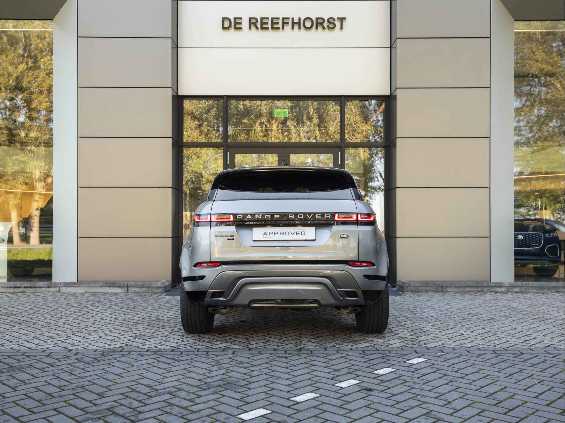 Land Rover Range Rover Evoque P300e AWD R-Dynamic SE | Elektrische trekhaak | Light Cloud | Adaptive Cruise | Ambianceverlichting - 17/61