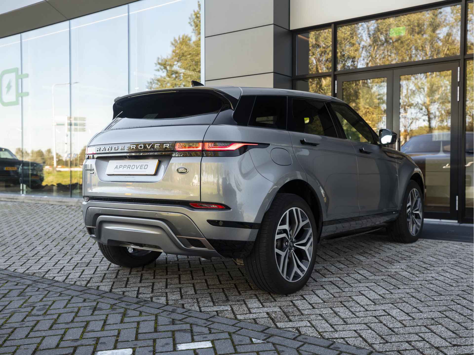 Land Rover Range Rover Evoque P300e AWD R-Dynamic SE | Elektrische trekhaak | Light Cloud | Adaptive Cruise | Ambianceverlichting - 18/61