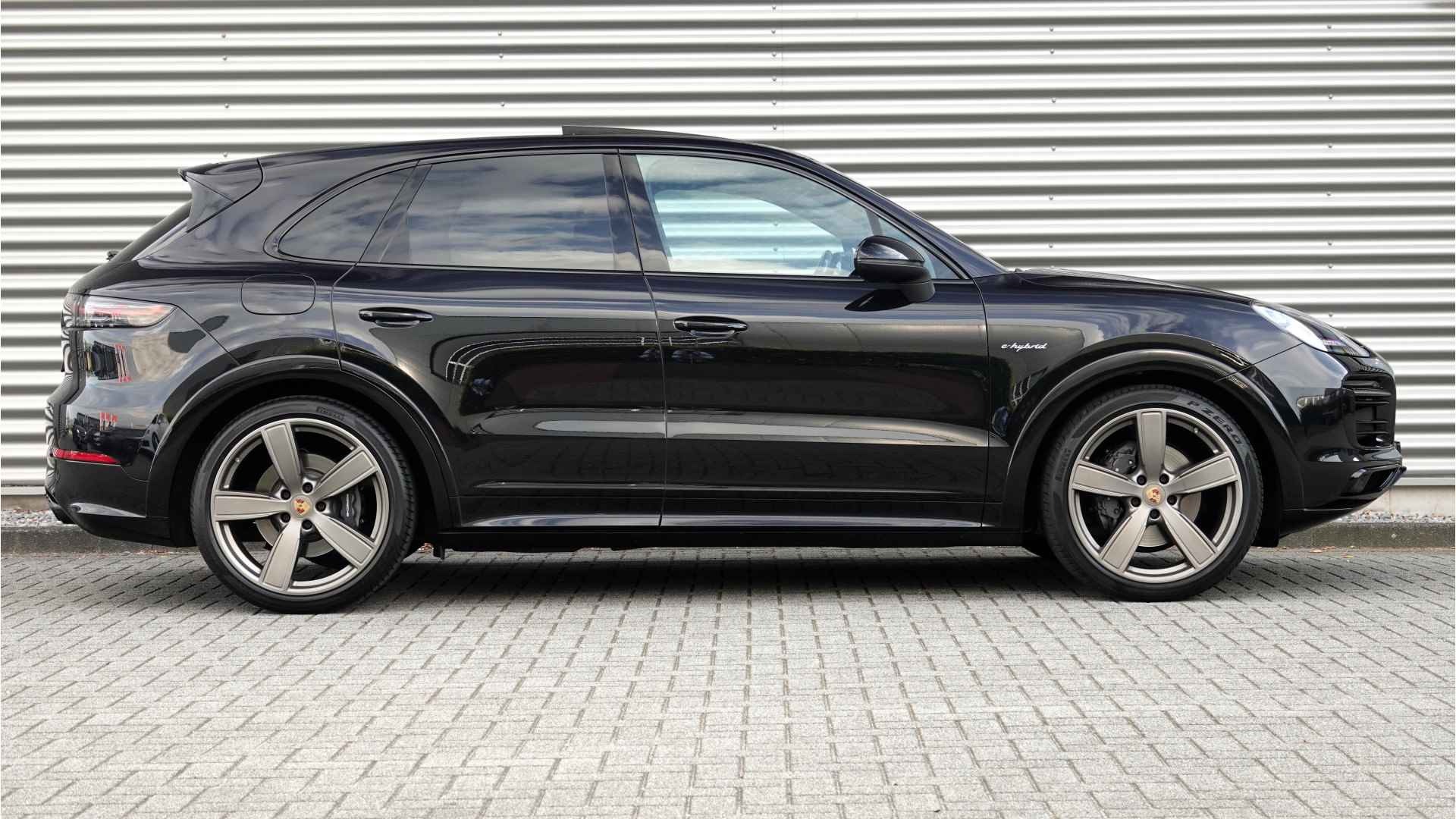 Porsche Cayenne 3.0 E-Hybrid | Sportuitlaat Zwart | Panoramadak | Soft Close | Sportdesign | Achterasbesturing | - 9/26