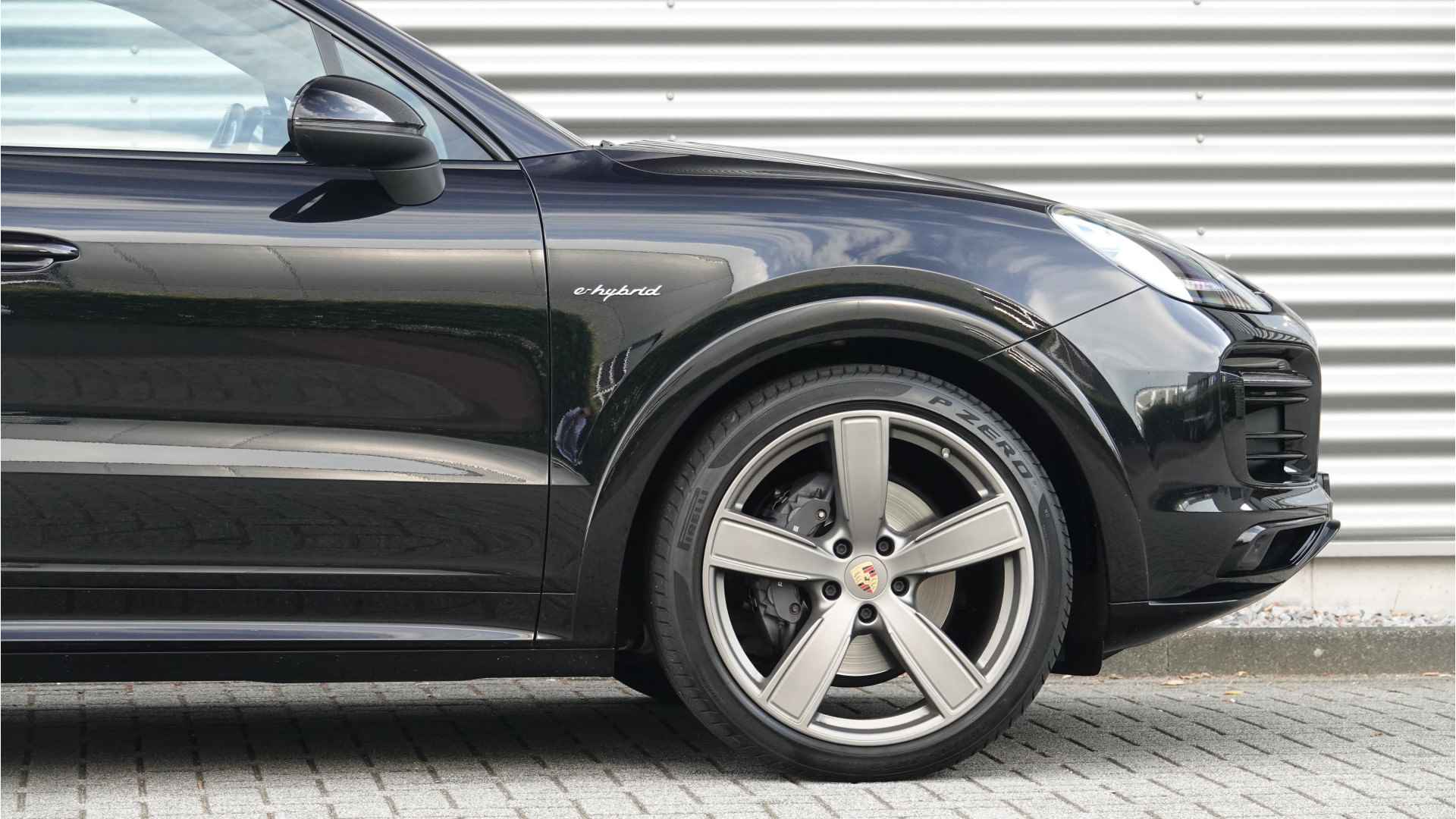 Porsche Cayenne 3.0 E-Hybrid | Sportuitlaat Zwart | Panoramadak | Soft Close | Sportdesign | Achterasbesturing | - 20/26