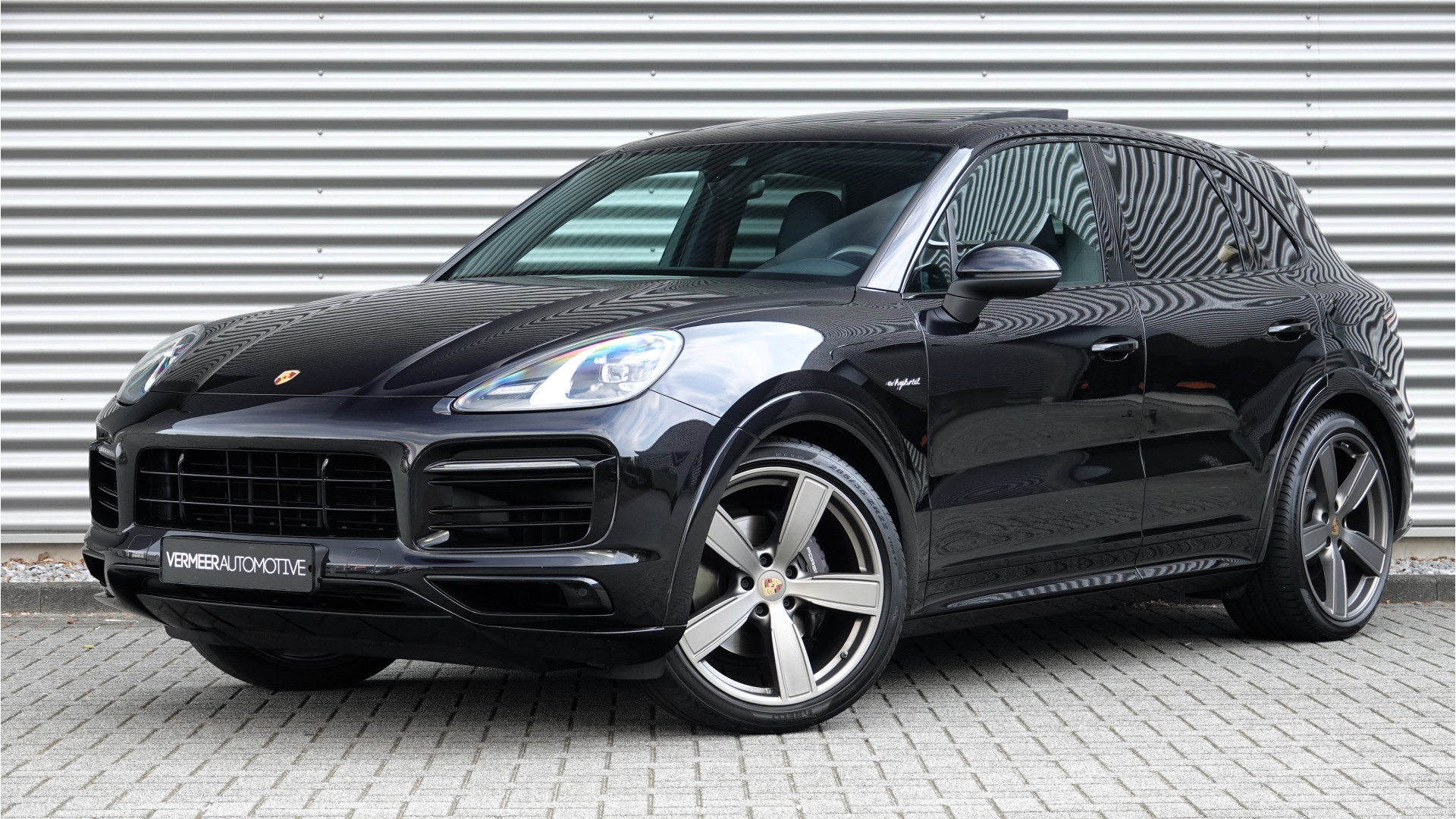 Porsche Cayenne 3.0 E-Hybrid | Sportuitlaat Zwart | Panoramadak | Soft Close | Sportdesign | Achterasbesturing |