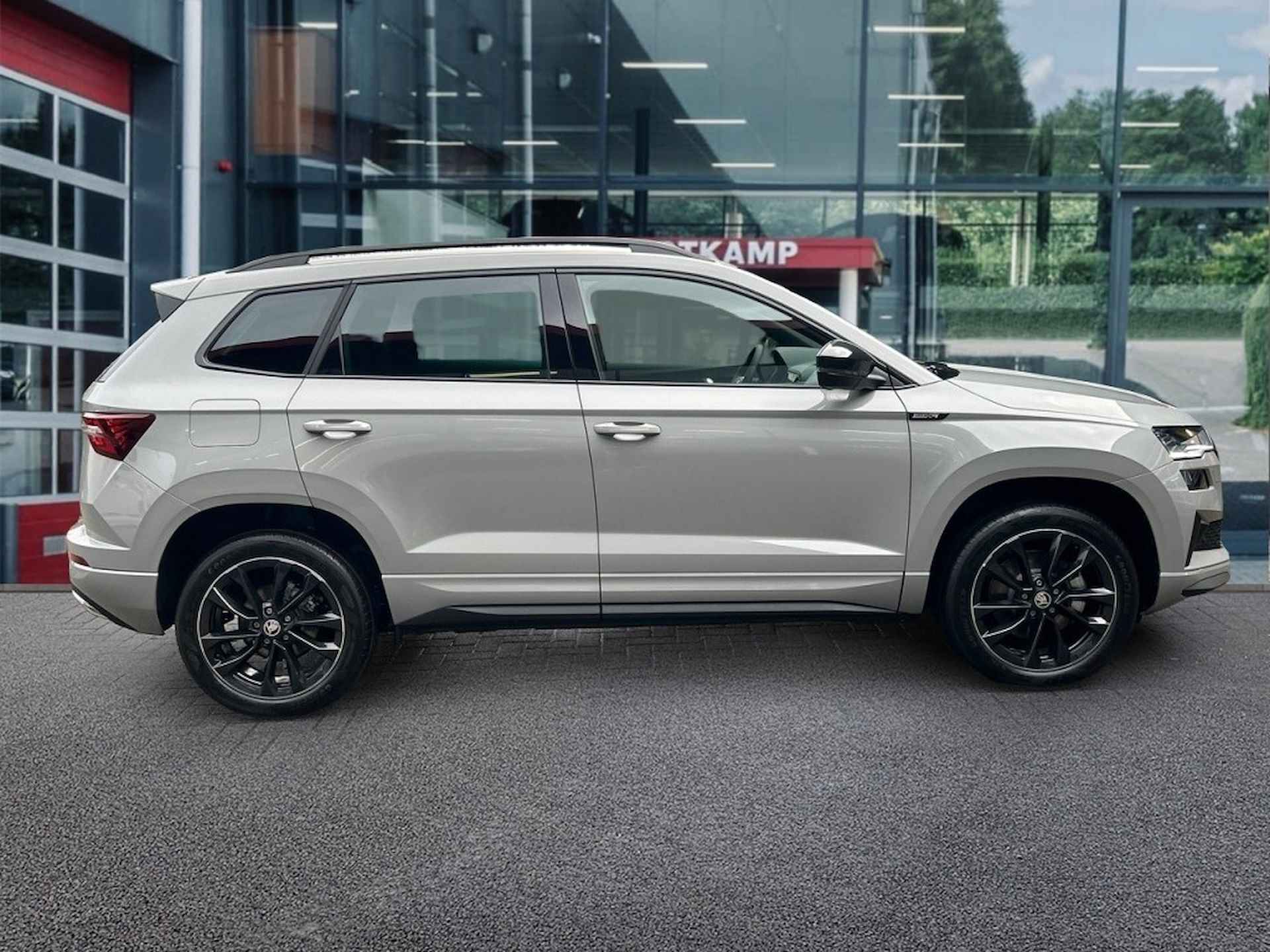 SKODA Karoq 1.5 TSI DSG SPORTLINE TREKHAAK/CAMERA/ACC/STUUR-STOELVERW - 4/28