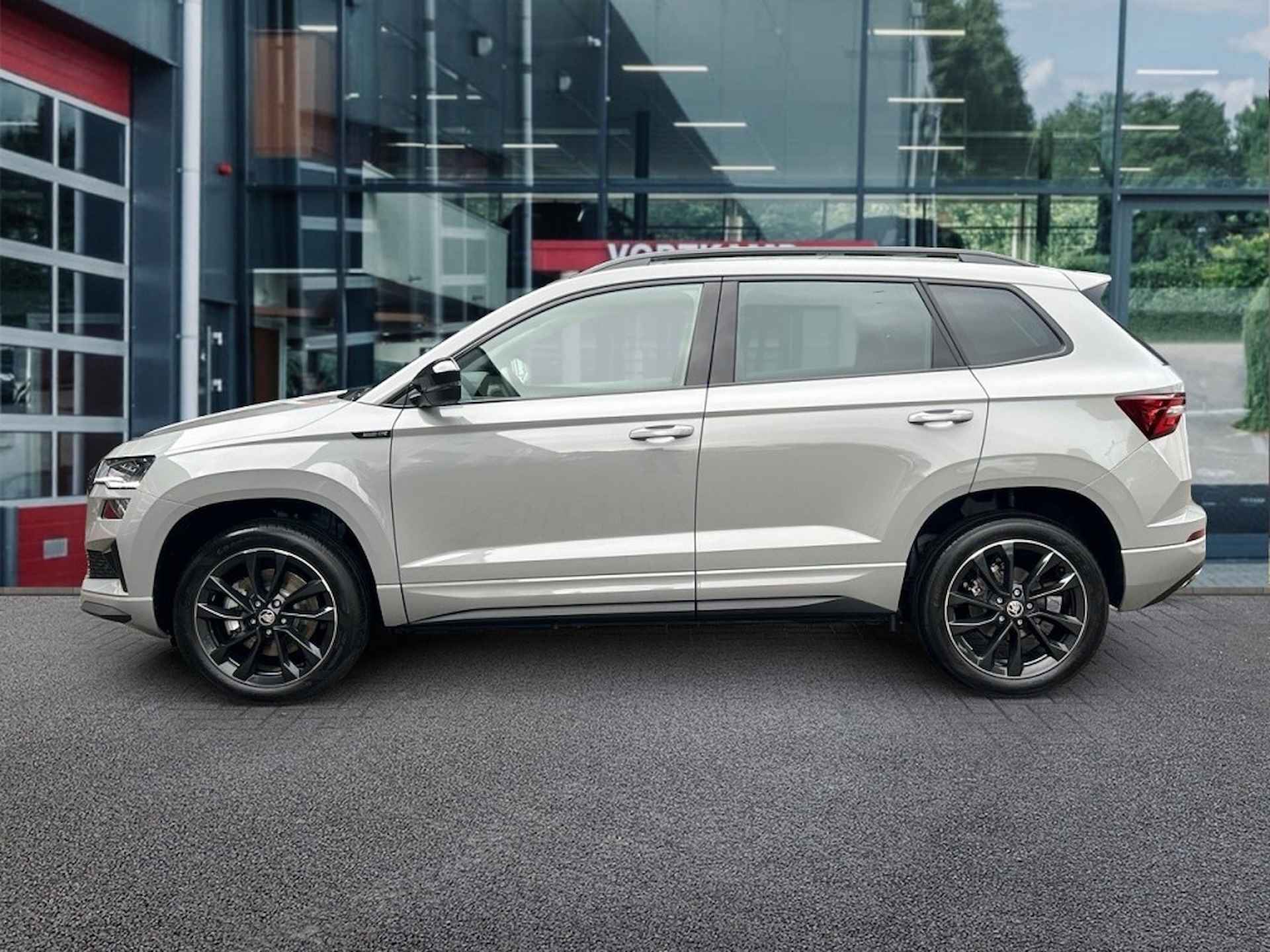 SKODA Karoq 1.5 TSI DSG SPORTLINE TREKHAAK/CAMERA/ACC/STUUR-STOELVERW - 8/28