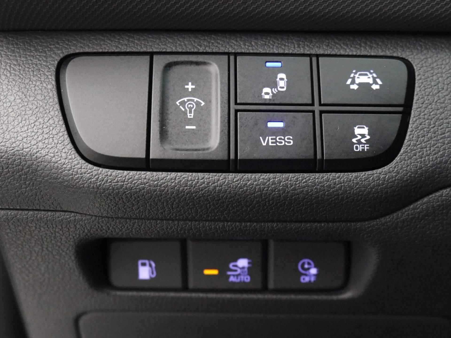 Hyundai IONIQ 1.6 GDi PHEV Comfort - Plus Automaat / Plugin Hybride / Navigatie / Android Auto/Apple Carplay / Cruise Control Adaptief / Climate Control / Draadloze Telefoonlader / Krell Audiosysteem / Stoelverwarming / Stuurverwarming / DAB - 42/79
