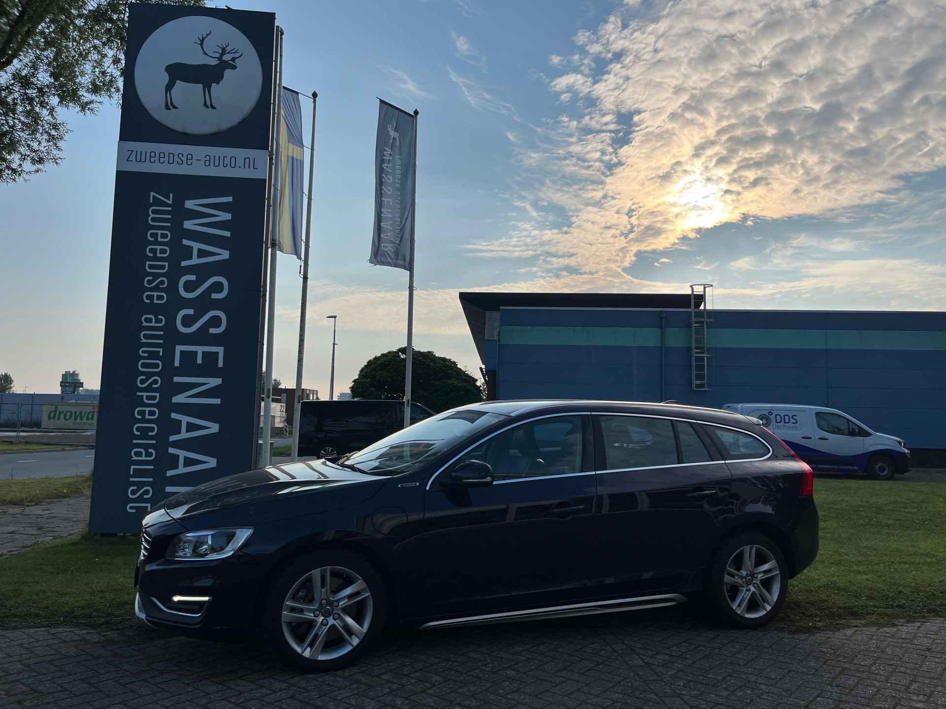 Volvo V60 2.4 D6 Twin Engine Momentum Binnenkort beschikbaar | Rijklaarprijs | Trekhaak | - 1/9