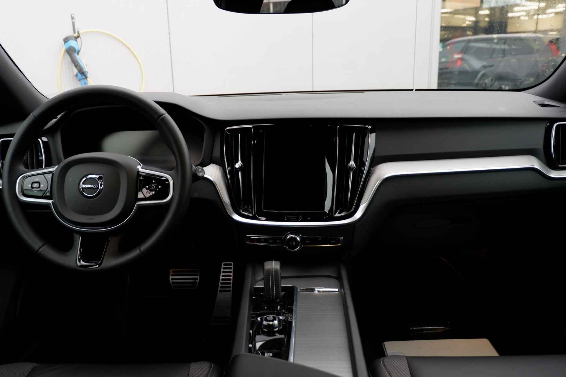 Volvo V60 B4 AUT7 197PK R-Design, Elektrisch Verstelbare Bestuurdersstoel Met Geheugenfunctie, Park Assist Voor & Achter incl. Parkeercamera, Adaptieve Cruise Control, Pilot Assist, Verwarmbare Voorstoelen, Apple CarPlay/Android Auto, Navigatie, 19" Lichtmetalen Velgen - 5/31