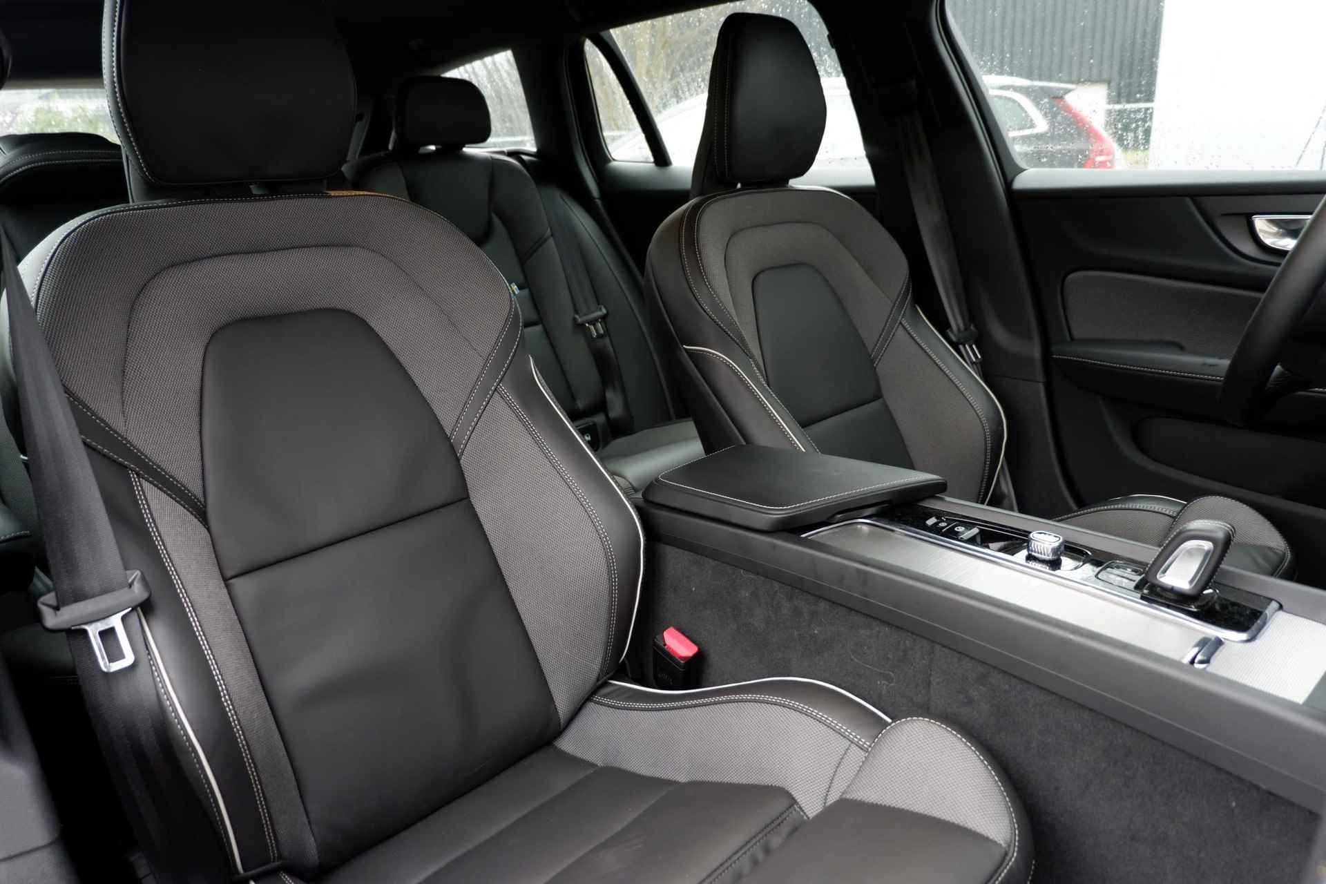 Volvo V60 B4 AUT7 197PK R-Design, Elektrisch Verstelbare Bestuurdersstoel Met Geheugenfunctie, Park Assist Voor & Achter incl. Parkeercamera, Adaptieve Cruise Control, Pilot Assist, Verwarmbare Voorstoelen, Apple CarPlay/Android Auto, Navigatie, 19" Lichtmetalen Velgen - 11/31
