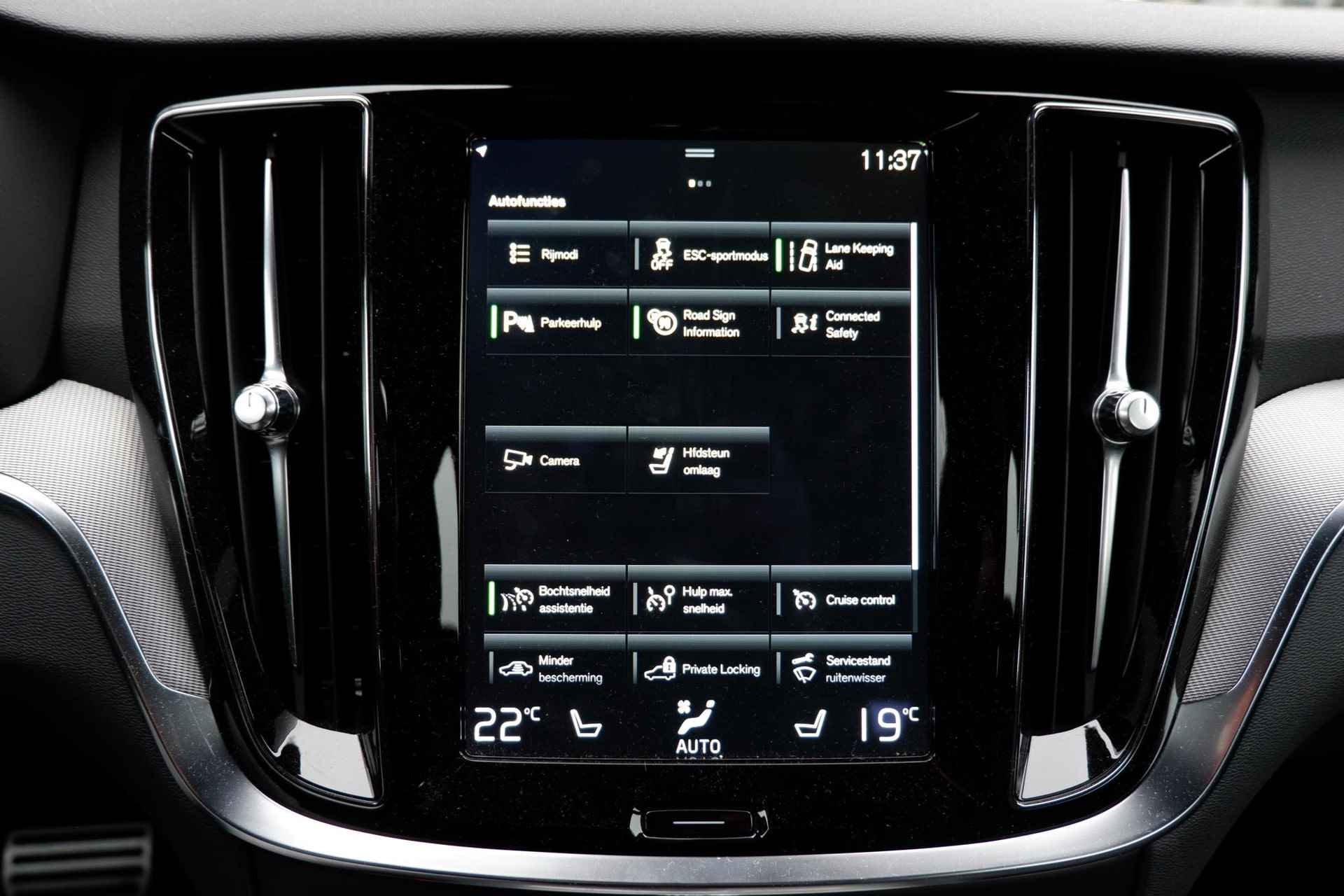 Volvo V60 B4 AUT7 197PK R-Design, Elektrisch Verstelbare Bestuurdersstoel Met Geheugenfunctie, Park Assist Voor & Achter incl. Parkeercamera, Adaptieve Cruise Control, Pilot Assist, Verwarmbare Voorstoelen, Apple CarPlay/Android Auto, Navigatie, 19" Lichtmetalen Velgen - 14/31