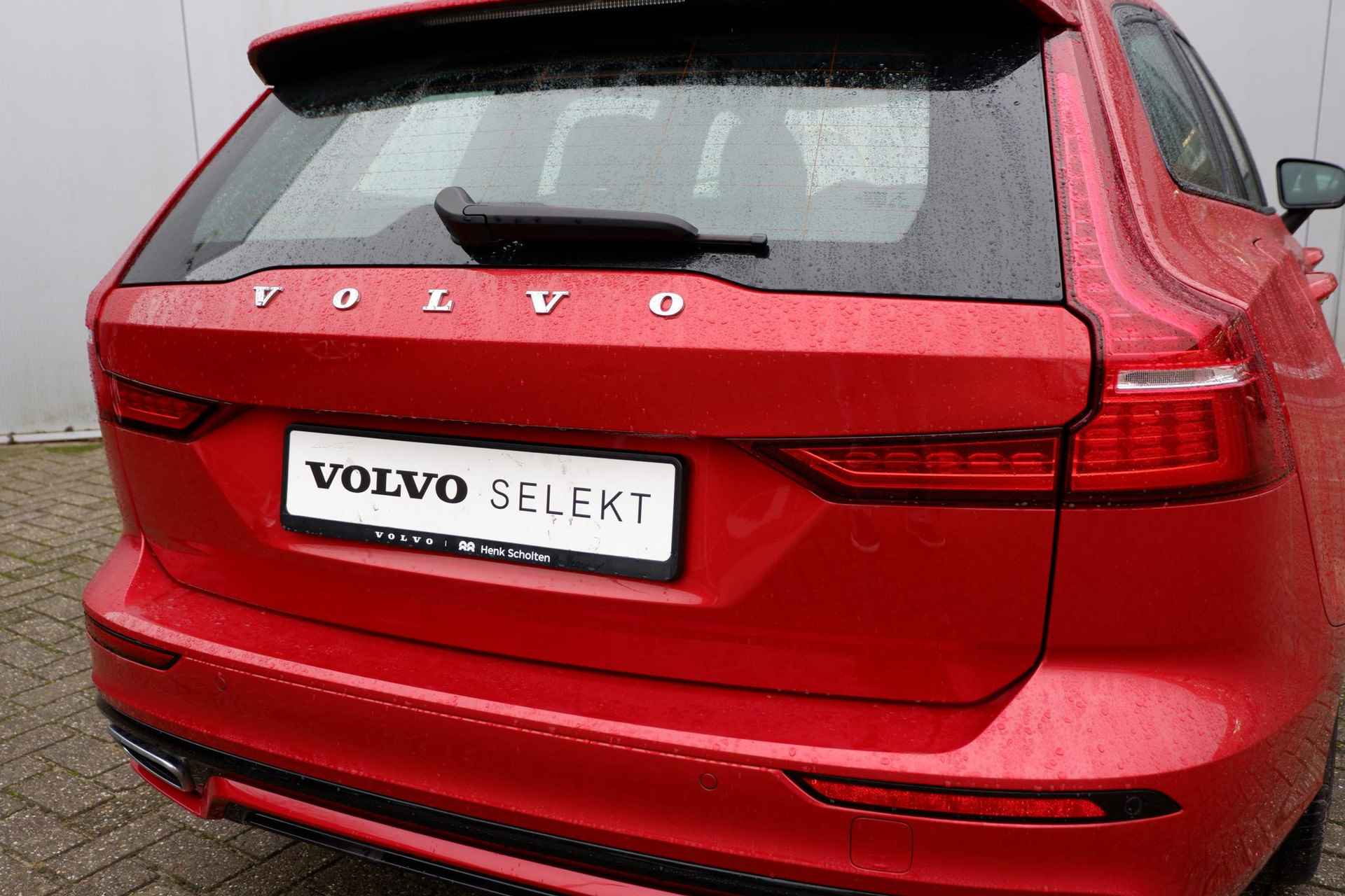 Volvo V60 B4 AUT7 197PK R-Design, Elektrisch Verstelbare Bestuurdersstoel Met Geheugenfunctie, Park Assist Voor & Achter incl. Parkeercamera, Adaptieve Cruise Control, Pilot Assist, Verwarmbare Voorstoelen, Apple CarPlay/Android Auto, Navigatie, 19" Lichtmetalen Velgen - 17/31