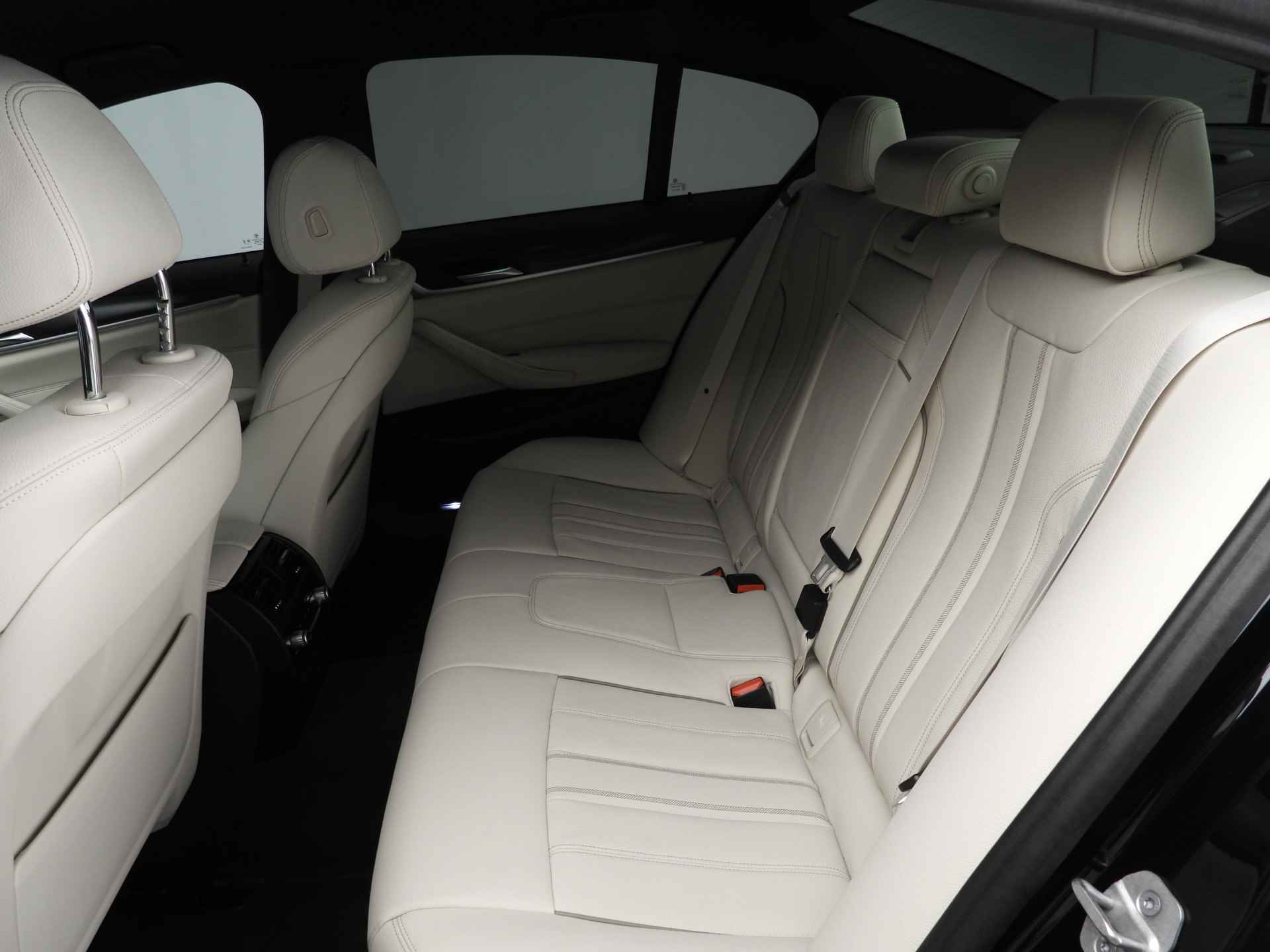 BMW 5 Serie Sedan 530e M-Sportpakket / Laserlicht / Leder / HUD / Keyles go / Stoelverwarming / DAB / Hifi speakers / Alu 18 inch - 9/43