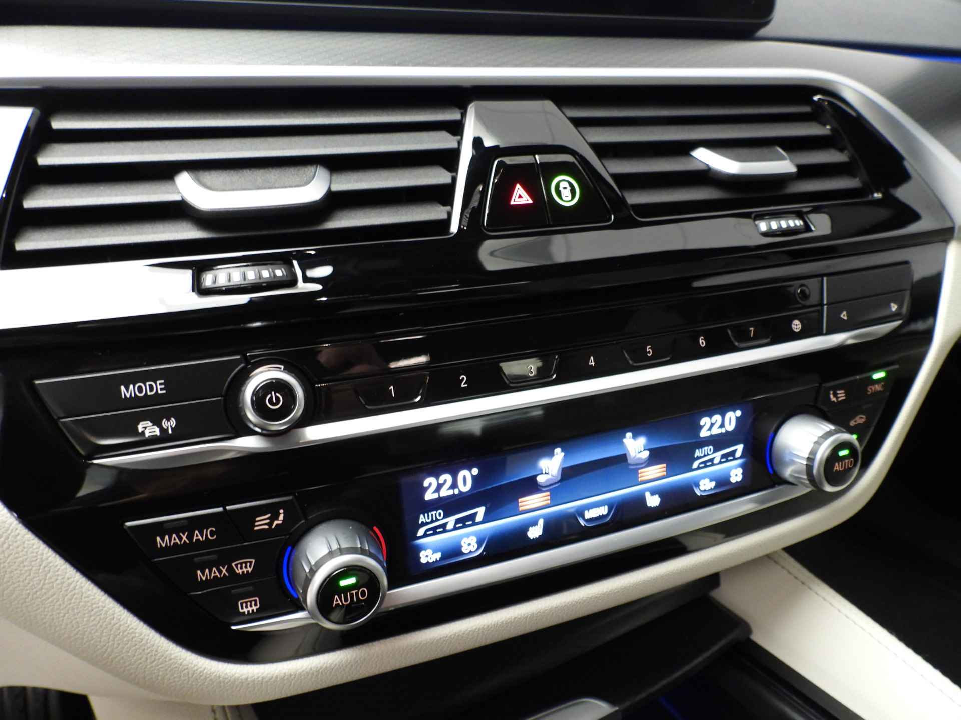 BMW 5 Serie Sedan 530e M-Sportpakket / Laserlicht / Leder / HUD / Keyles go / Stoelverwarming / DAB / Hifi speakers / Alu 18 inch - 14/43