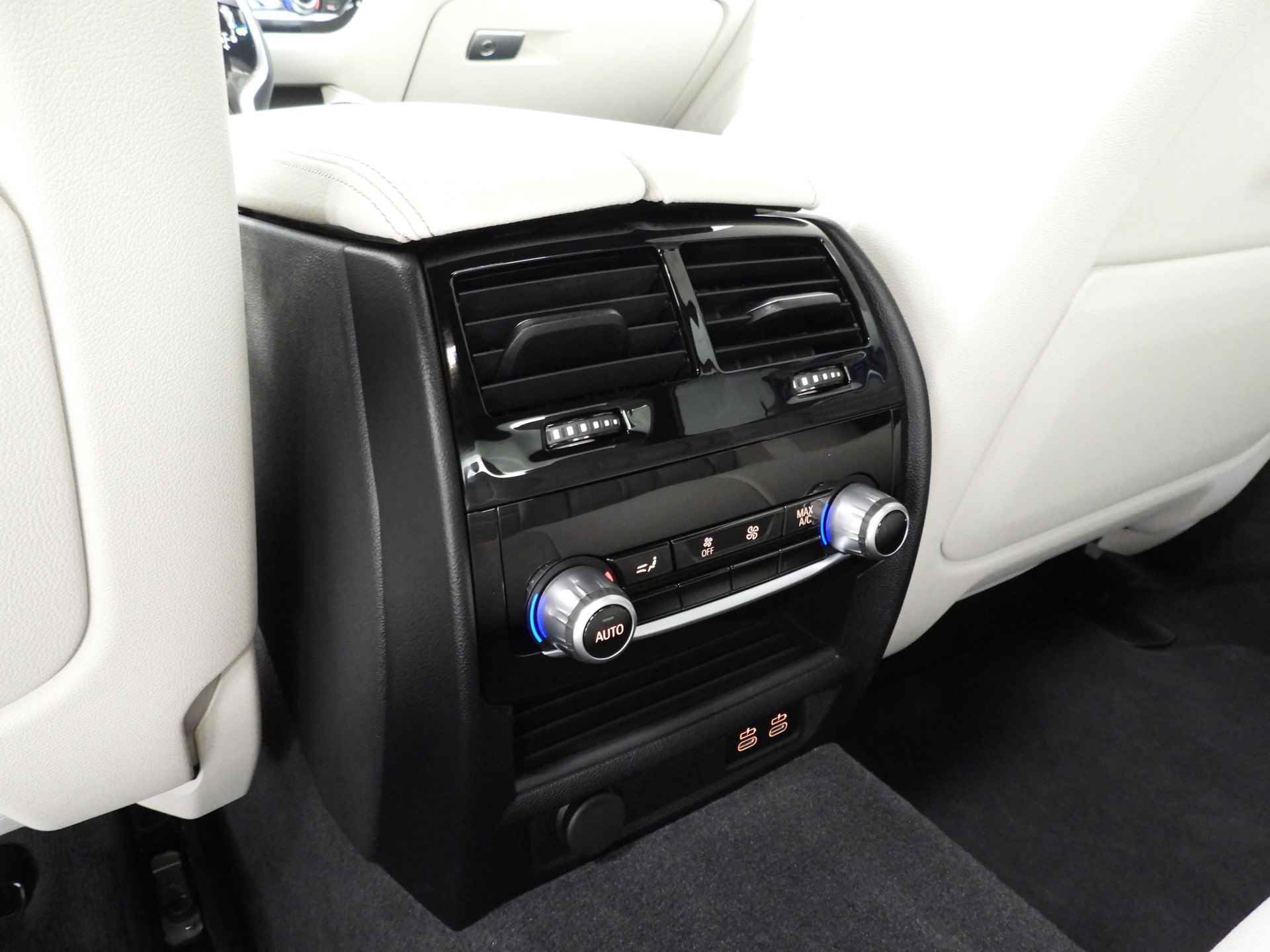 BMW 5 Serie Sedan 530e M-Sportpakket / Laserlicht / Leder / HUD / Keyles go / Stoelverwarming / DAB / Hifi speakers / Alu 18 inch - 26/43