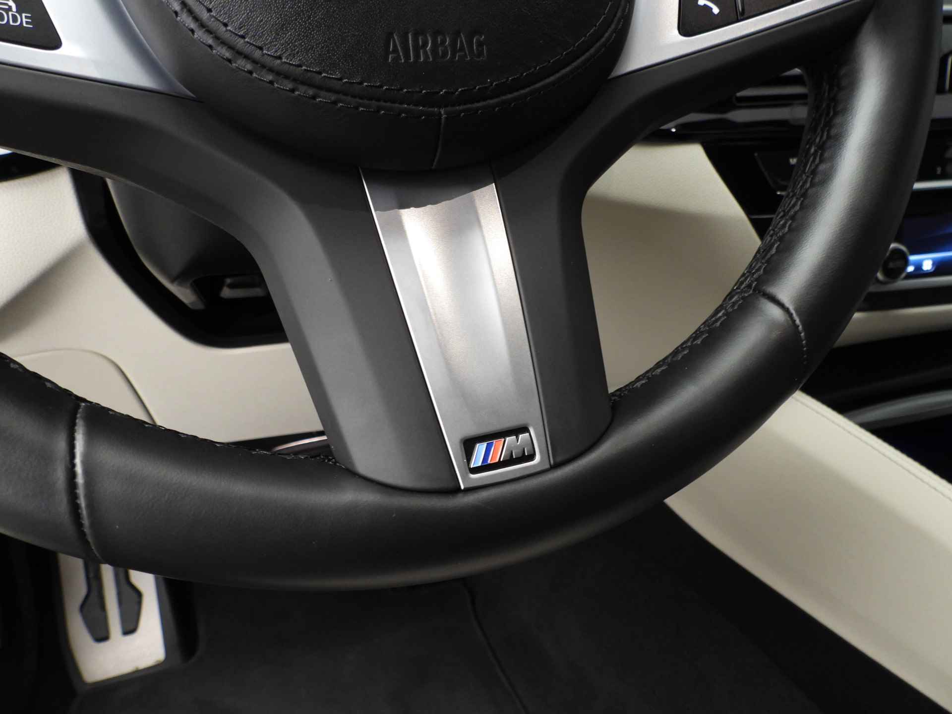 BMW 5 Serie Sedan 530e M-Sportpakket / Laserlicht / Leder / HUD / Keyles go / Stoelverwarming / DAB / Hifi speakers / Alu 18 inch - 32/43
