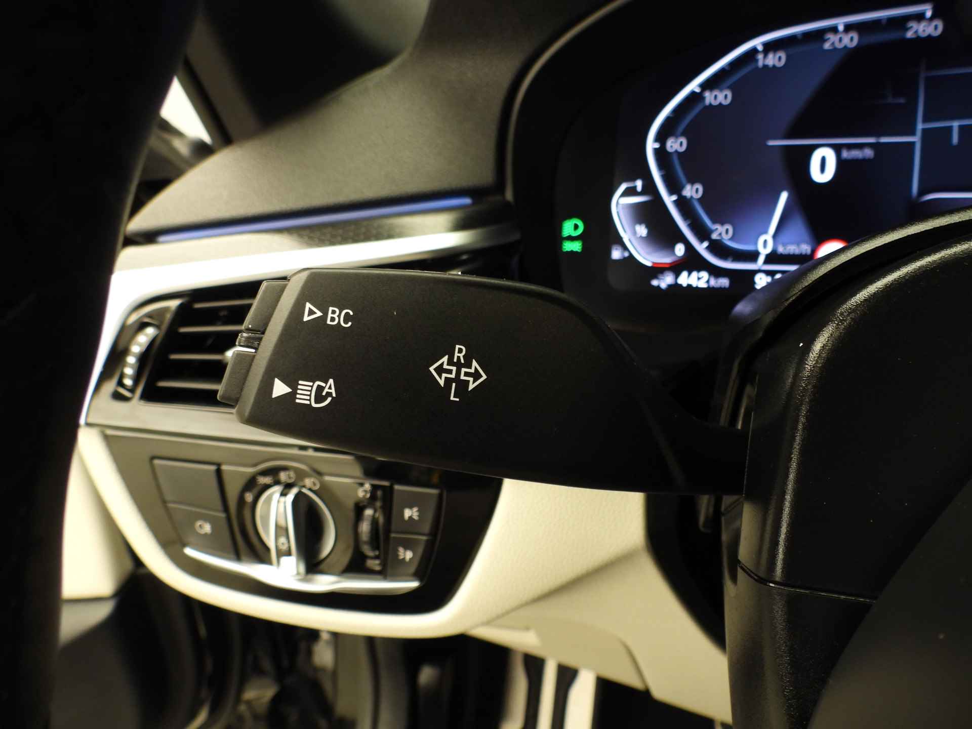 BMW 5 Serie Sedan 530e M-Sportpakket / Laserlicht / Leder / HUD / Keyles go / Stoelverwarming / DAB / Hifi speakers / Alu 18 inch - 33/43