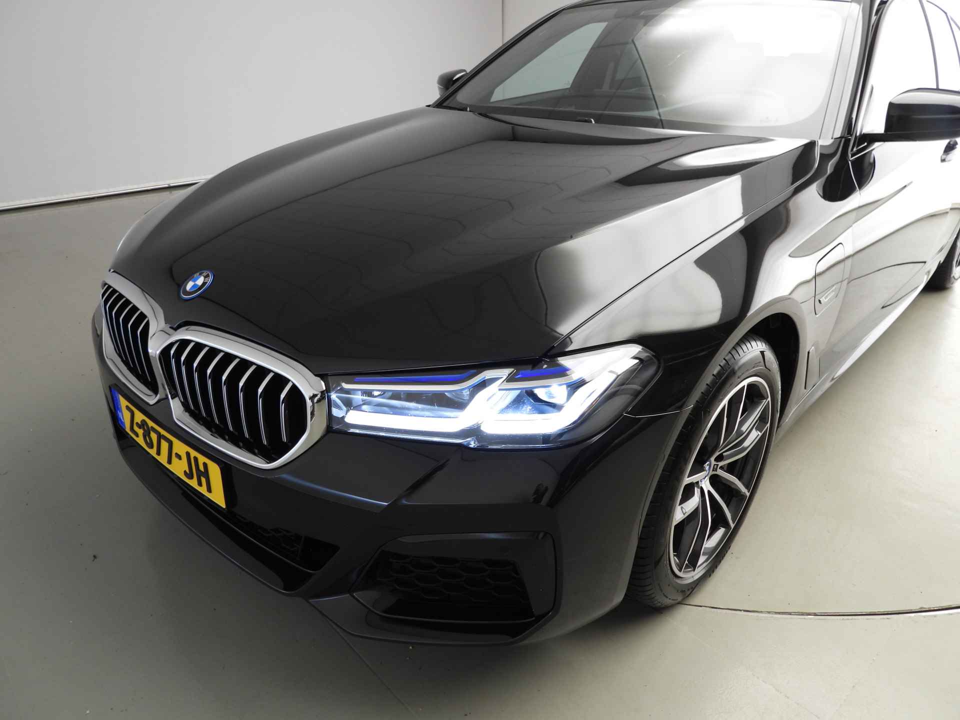 BMW 5 Serie Sedan 530e M-Sportpakket / Laserlicht / Leder / HUD / Keyles go / Stoelverwarming / DAB / Hifi speakers / Alu 18 inch - 41/43