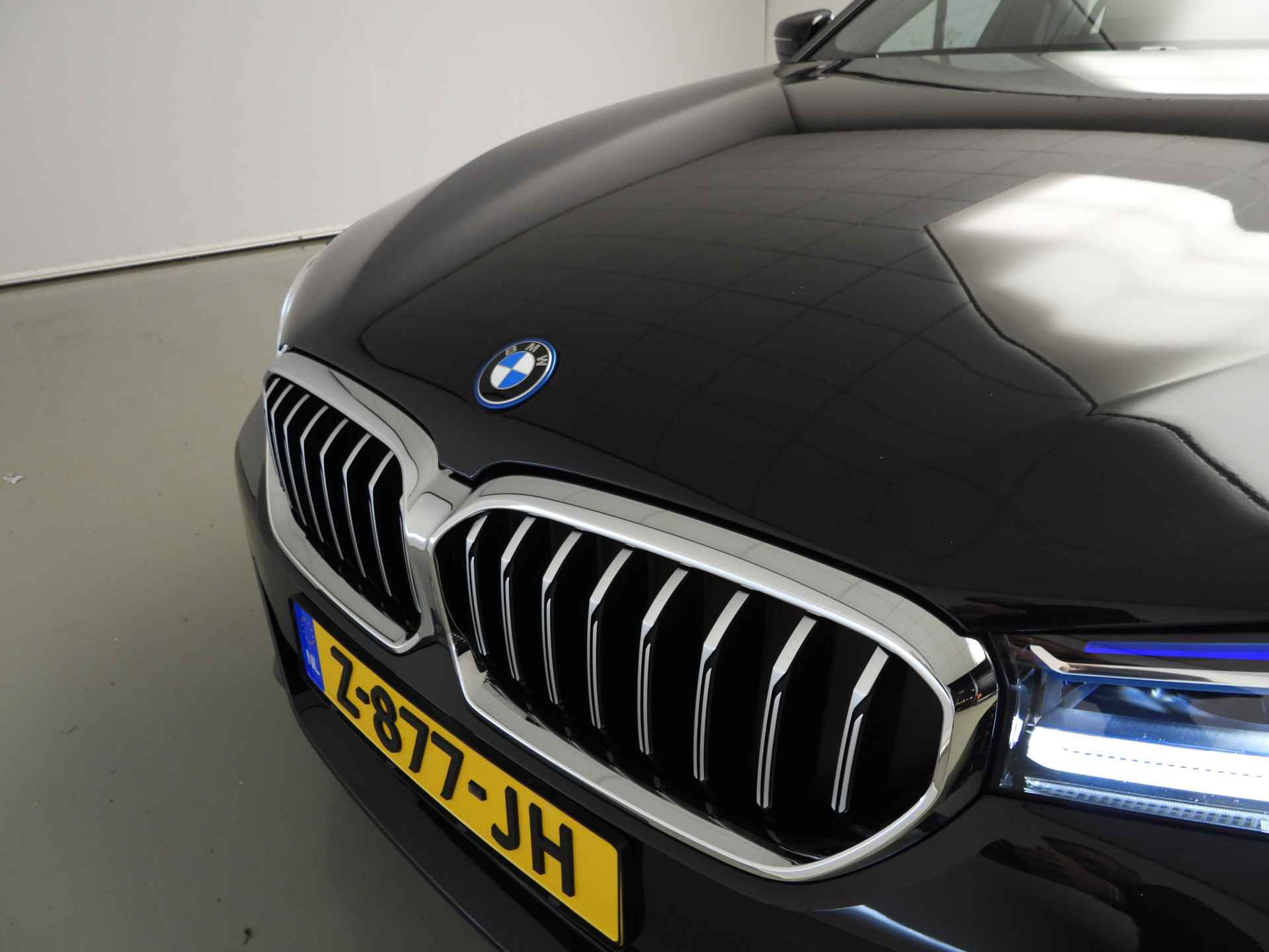BMW 5 Serie Sedan 530e M-Sportpakket / Laserlicht / Leder / HUD / Keyles go / Stoelverwarming / DAB / Hifi speakers / Alu 18 inch - 42/43