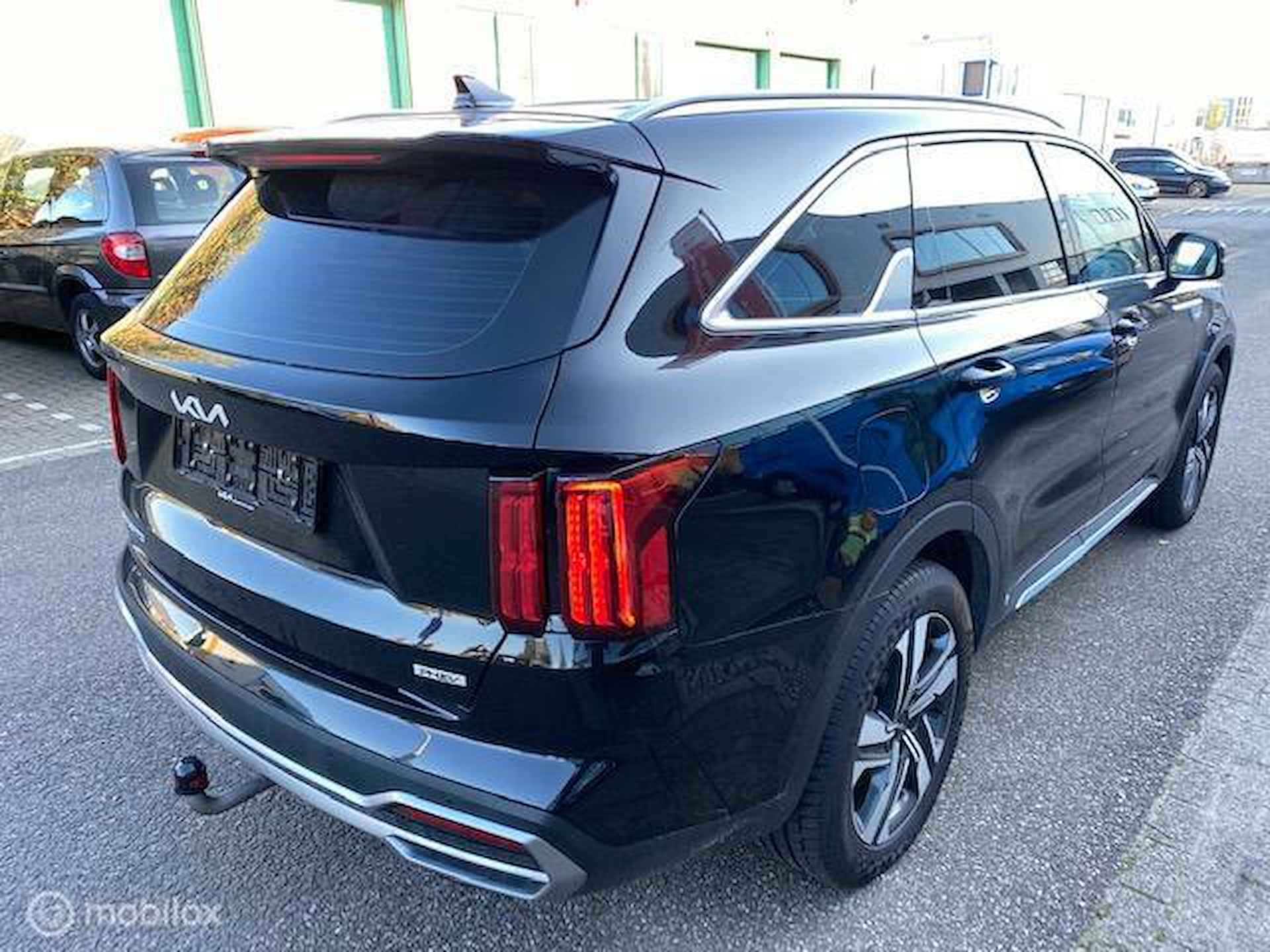 Sorento 1.6T 267pk PHEV Hybrid 7 Pers. 4WD Automaat Edition , 55 km volledig elektrisch rijden hierna hybride aandrijving. Trekhaak , Navi , Apple Carplay - Android Auto , Parkeerhulp Voor& Achter . Stoel & Stuur verwarming, 7 jaar Fabriek garantie - 4/26