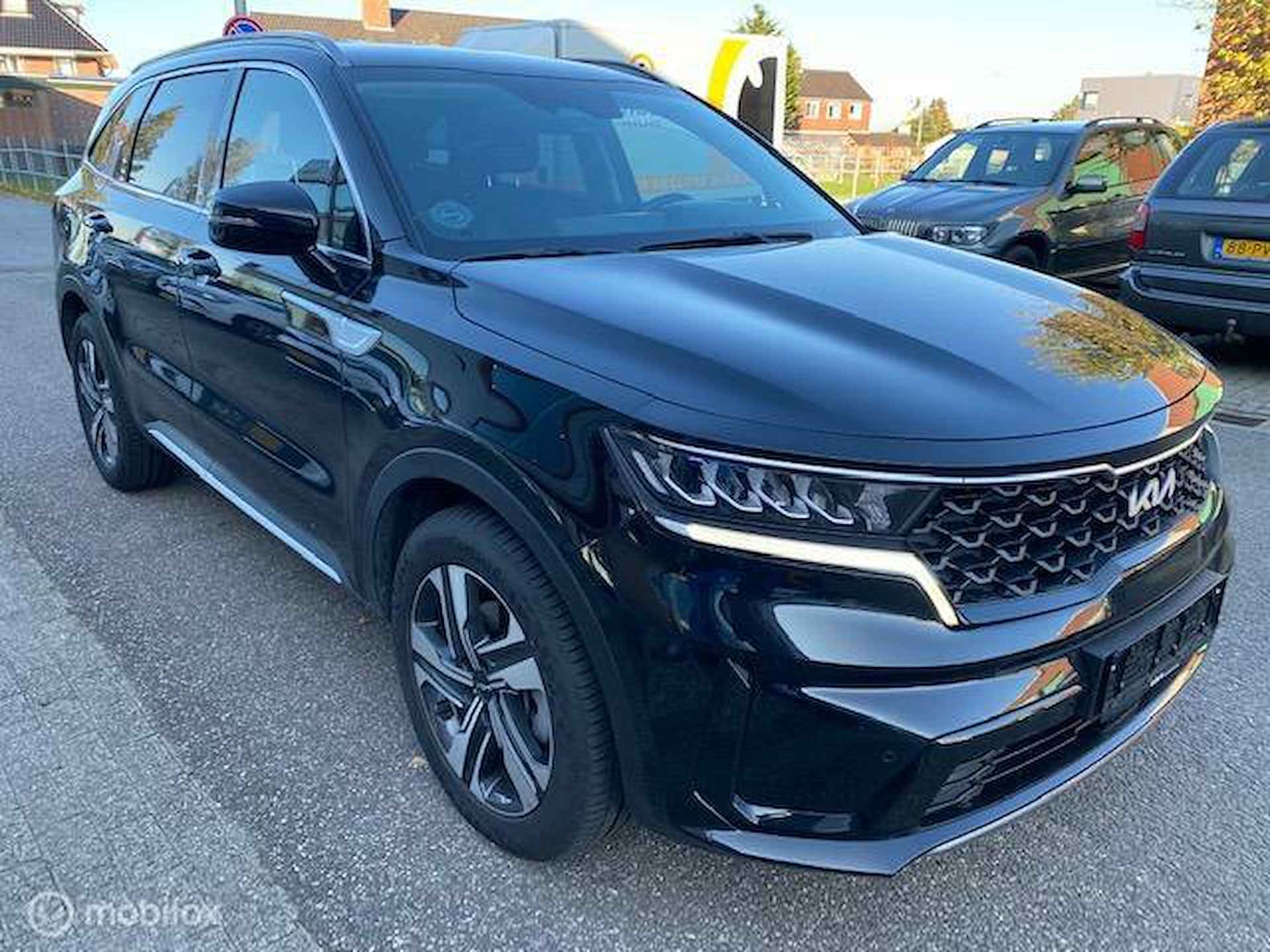 Sorento 1.6T 267pk PHEV Hybrid 7 Pers. 4WD Automaat Edition , 55 km volledig elektrisch rijden hierna hybride aandrijving. Trekhaak , Navi , Apple Carplay - Android Auto , Parkeerhulp Voor& Achter . Stoel & Stuur verwarming, 7 jaar Fabriek garantie - 6/26