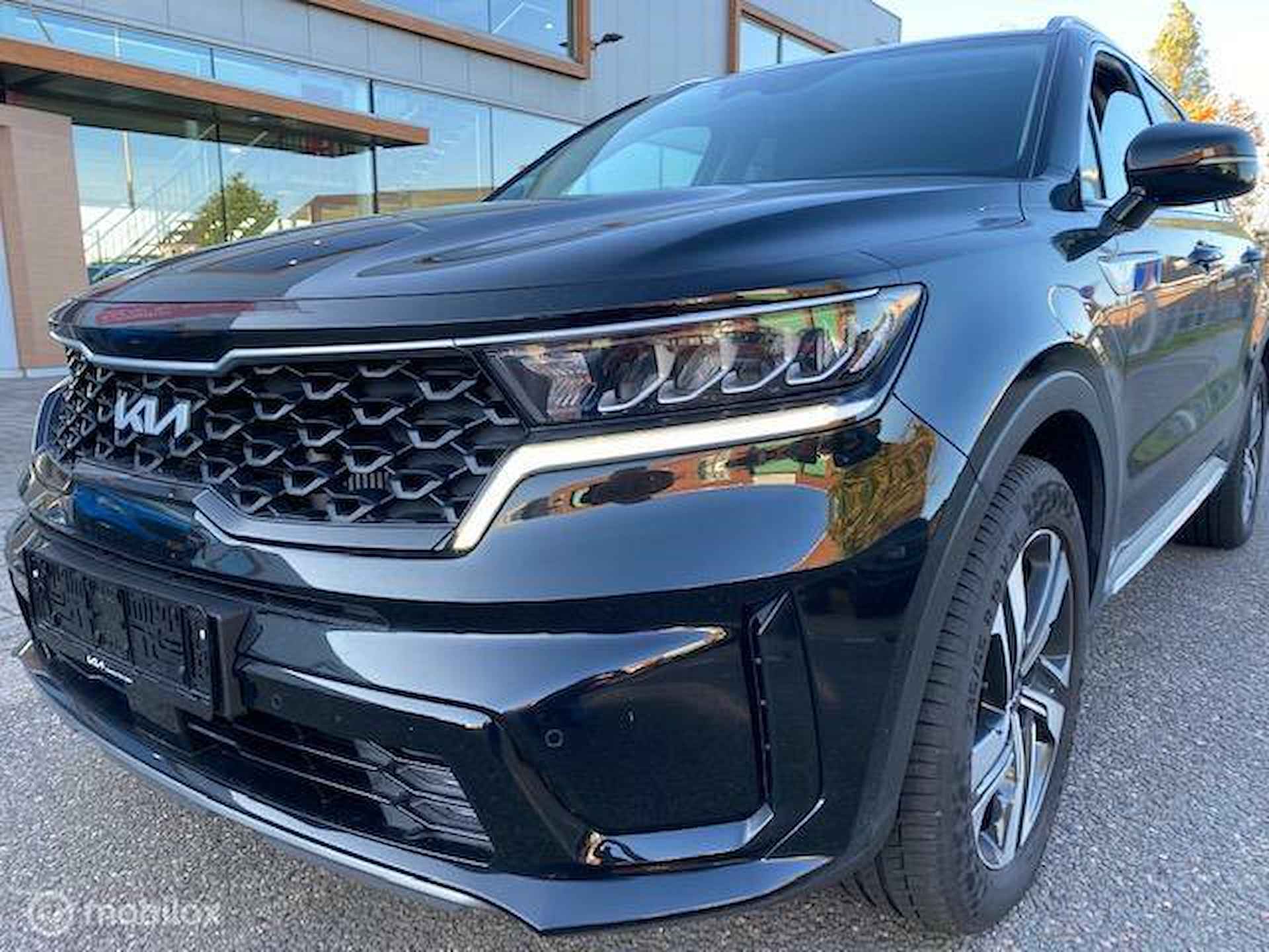 Sorento 1.6T 267pk PHEV Hybrid 7 Pers. 4WD Automaat Edition , 55 km volledig elektrisch rijden hierna hybride aandrijving. Trekhaak , Navi , Apple Carplay - Android Auto , Parkeerhulp Voor& Achter . Stoel & Stuur verwarming, 7 jaar Fabriek garantie - 9/26